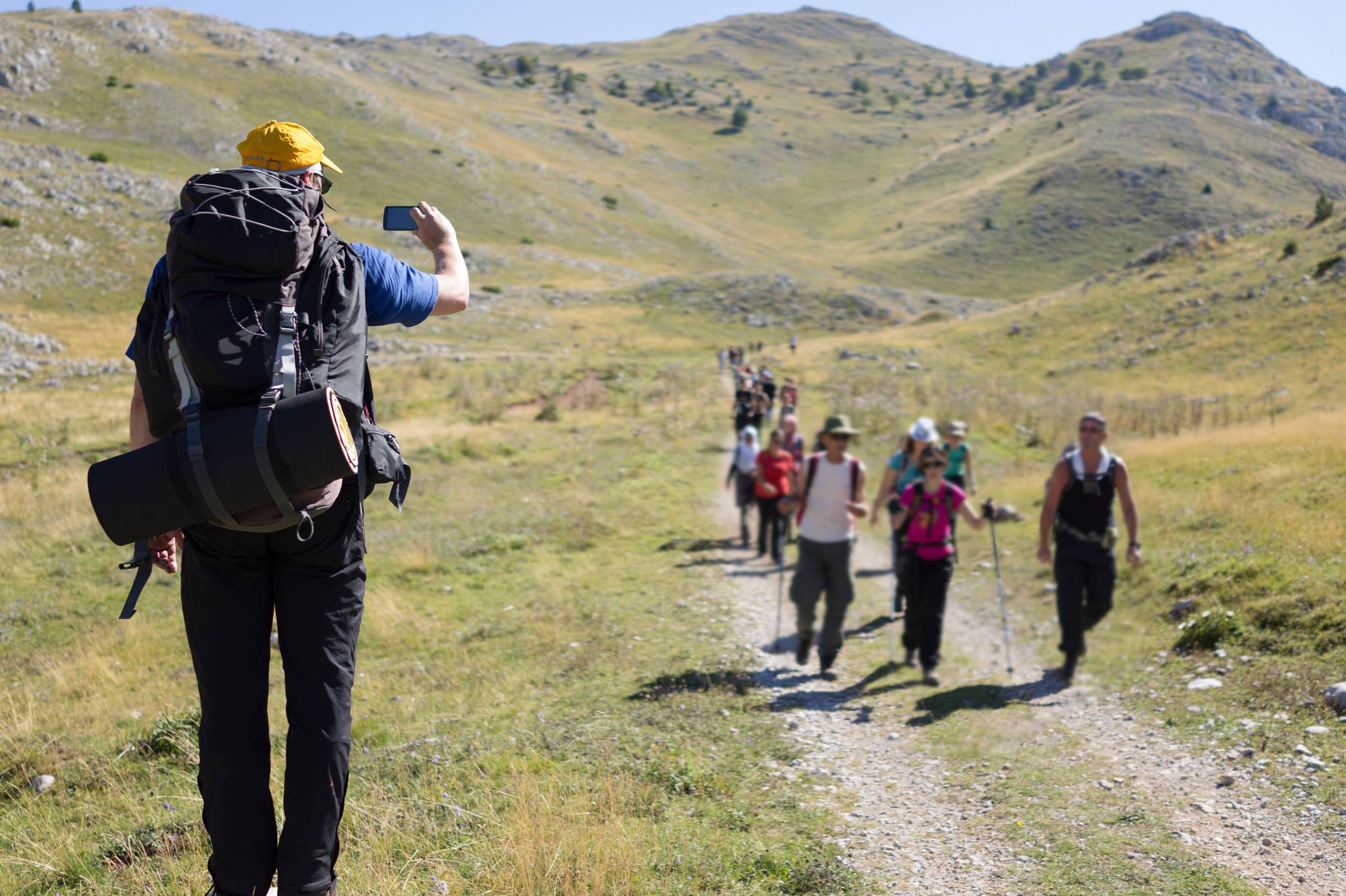 guida fotografa gruppo di viaggiatori trekking