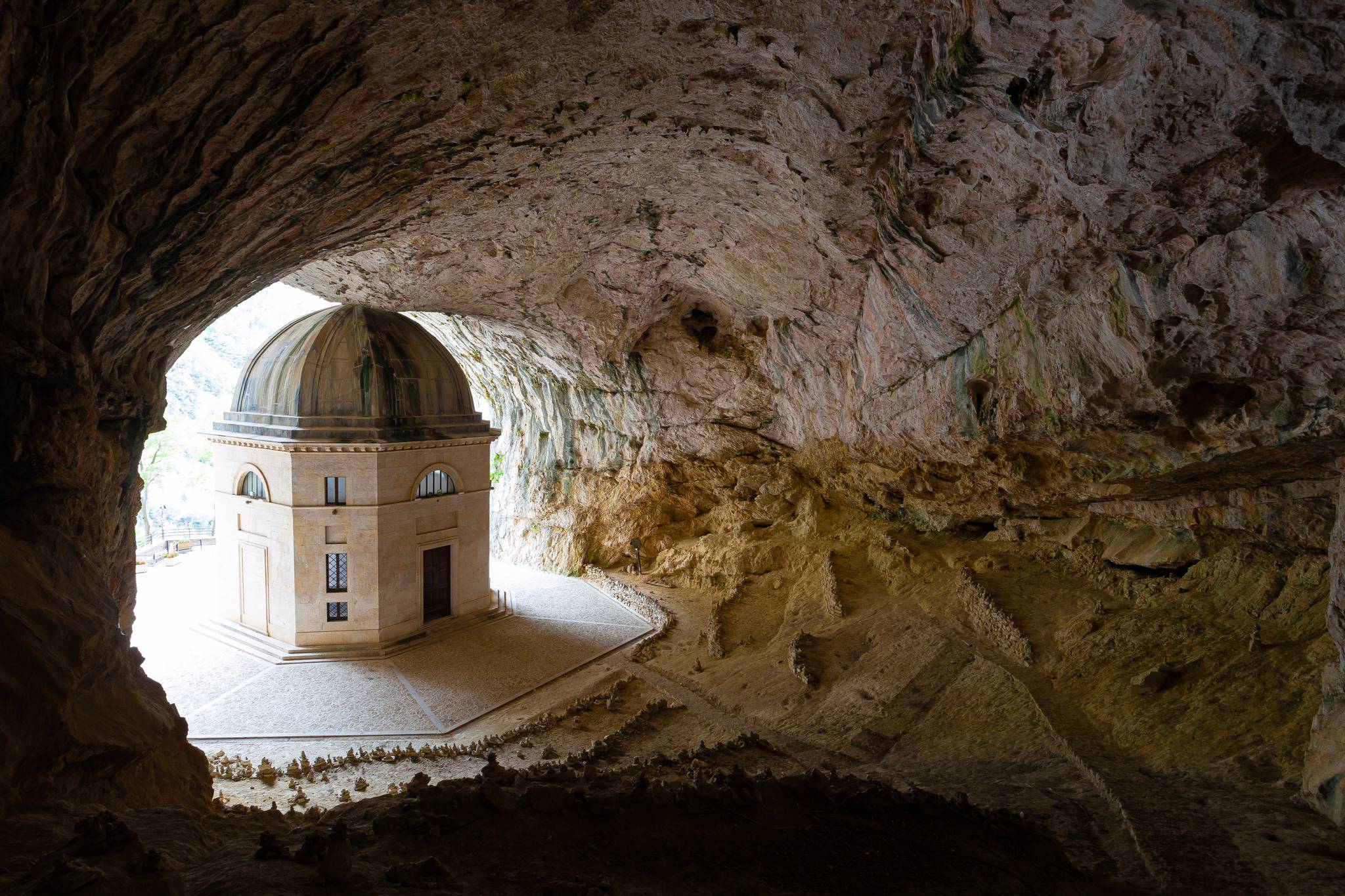 tempio del valadier frasassi marche