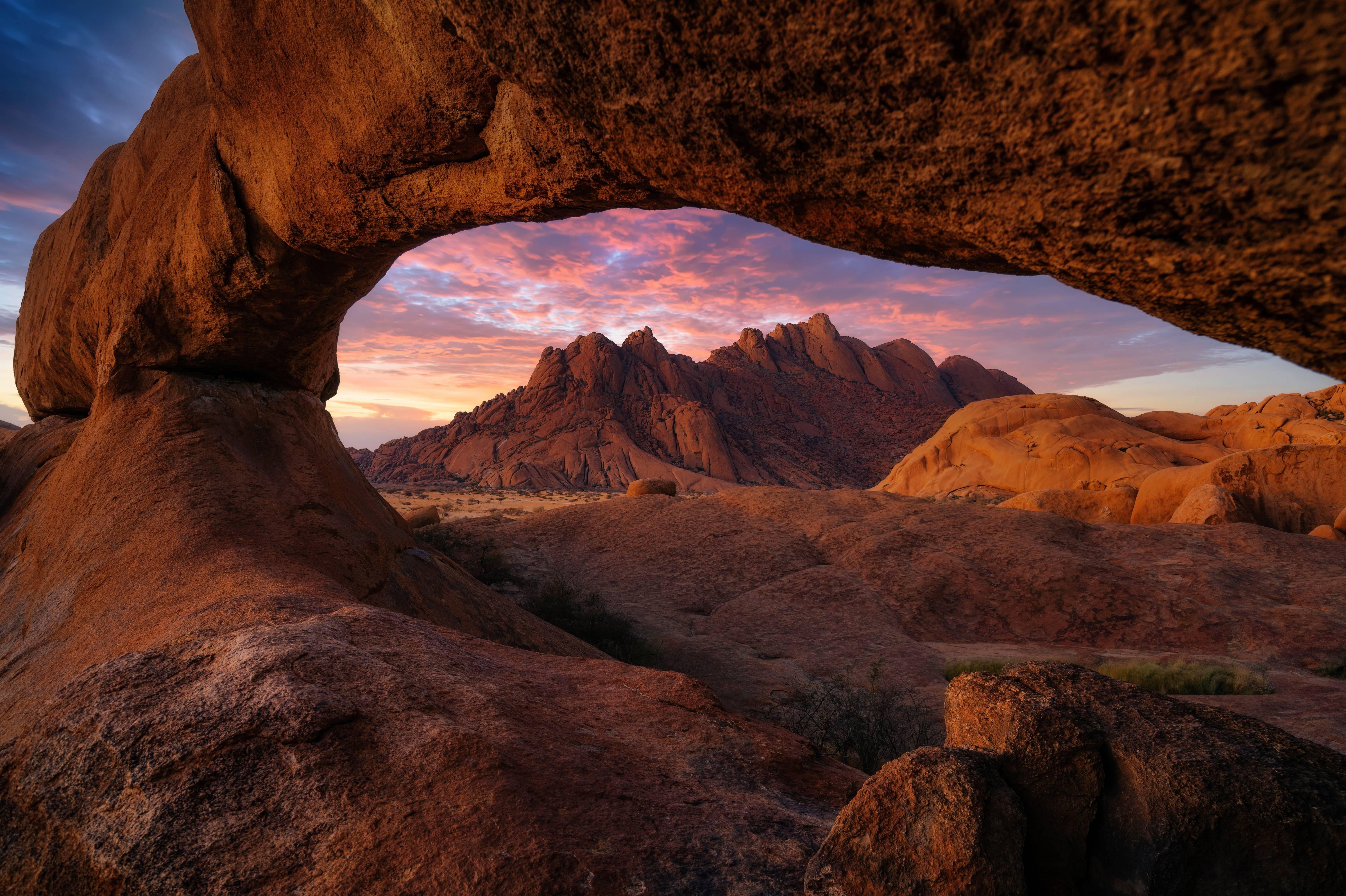 scorcio di un tramonto da una roccia