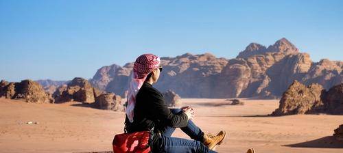 donna con kefiah nel deserto in giordania