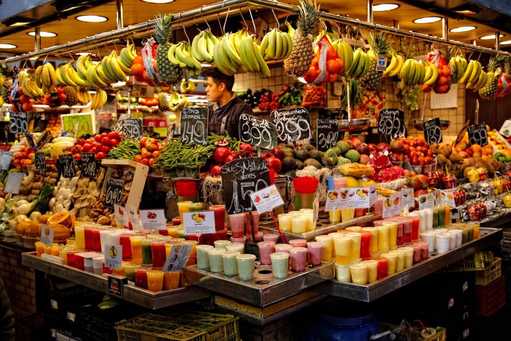 bancarella frullati frutta mercato della boqueria barcellona