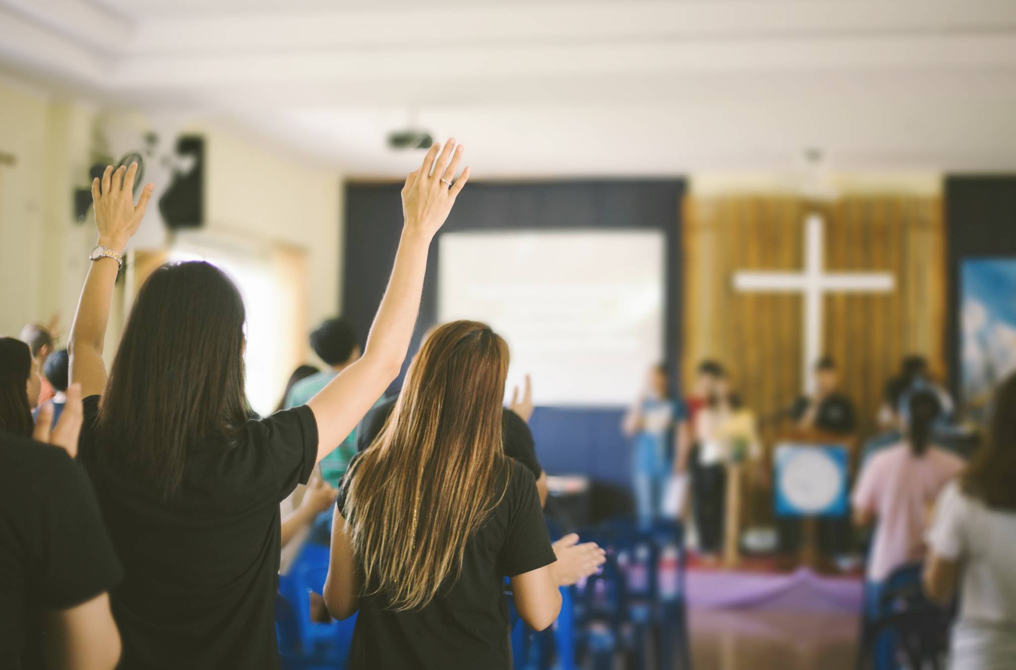 donne pregano in chiesa cattolica