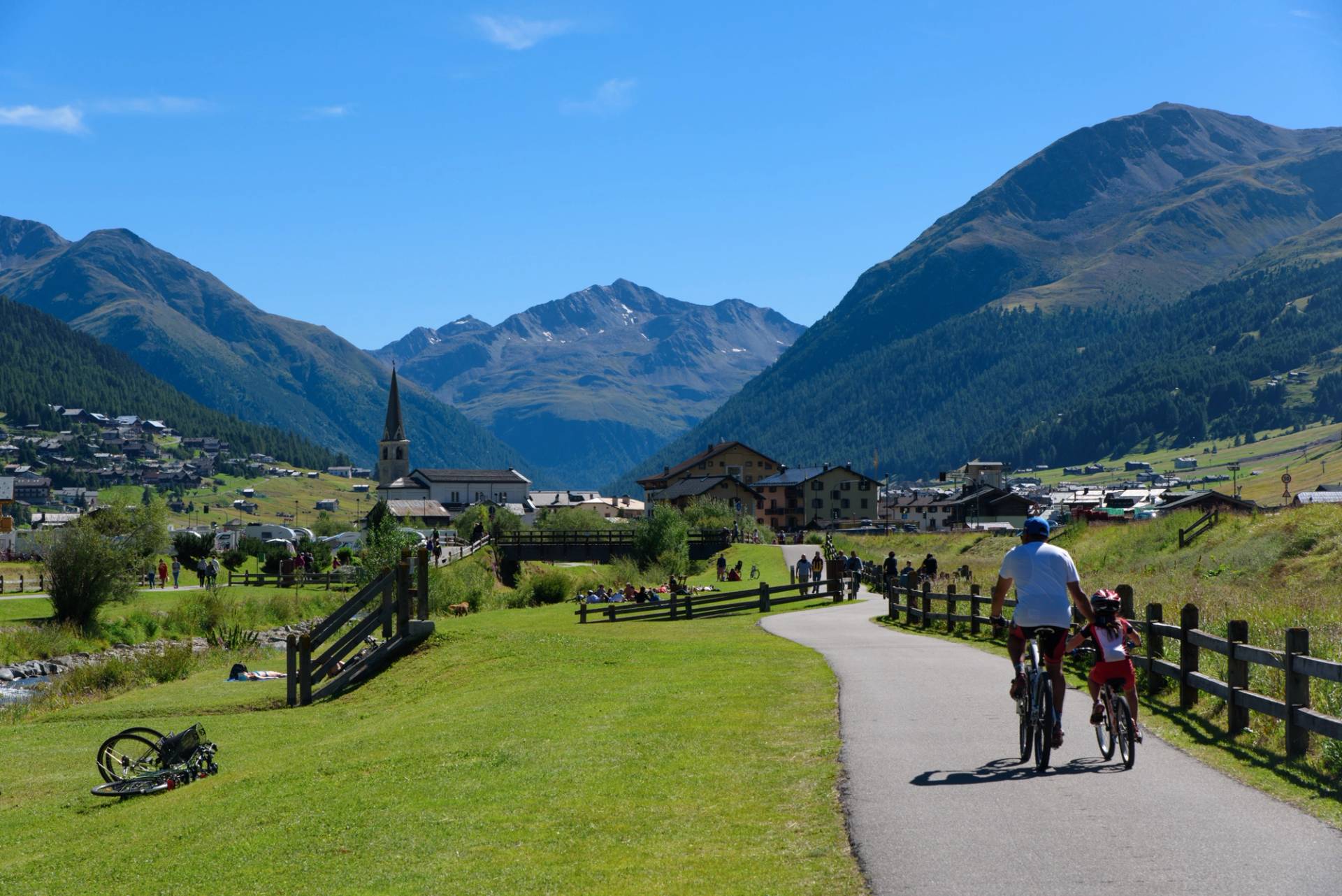 livigno estate papa e bambino in bicicletta