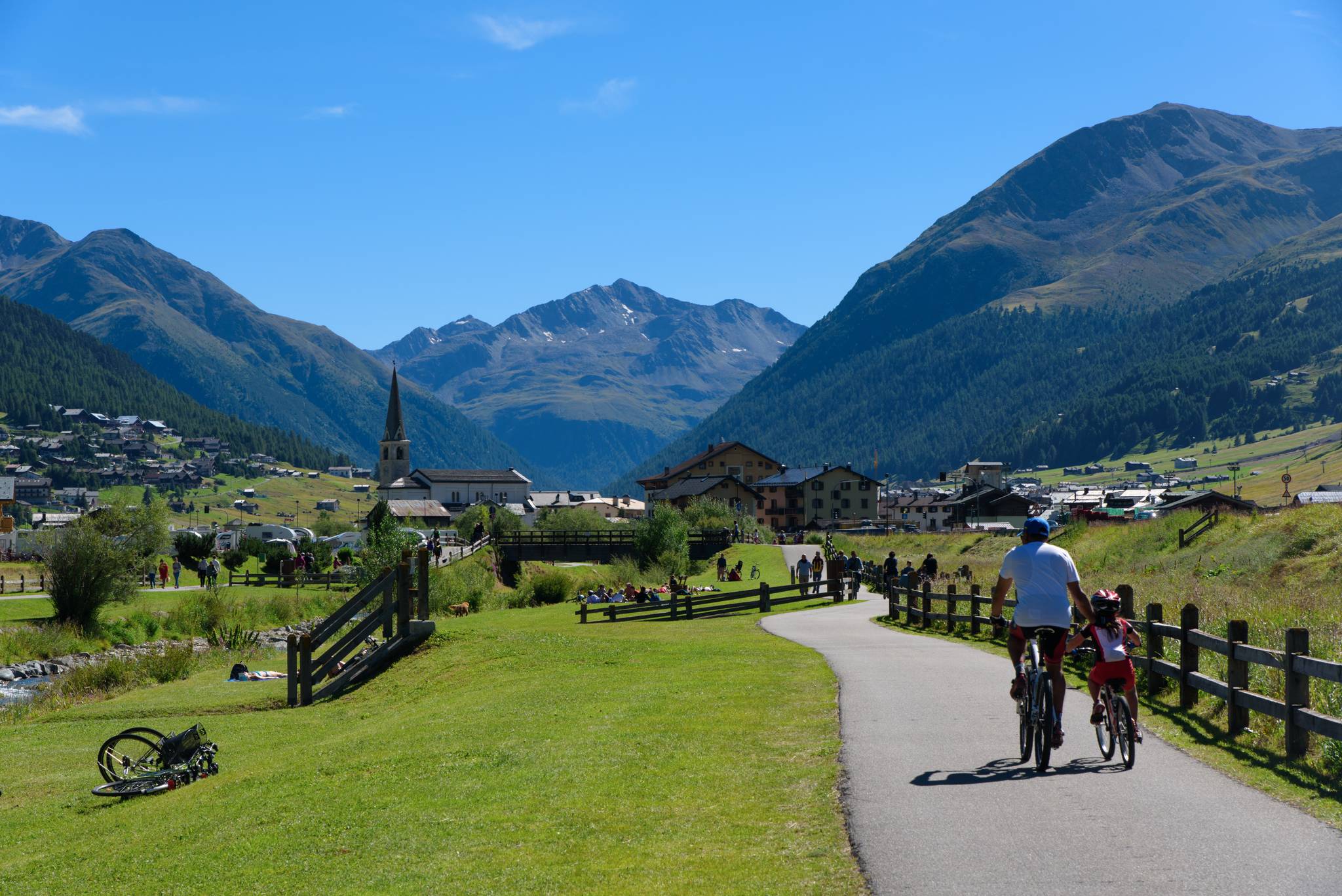 livigno estate papa e bambino in bicicletta