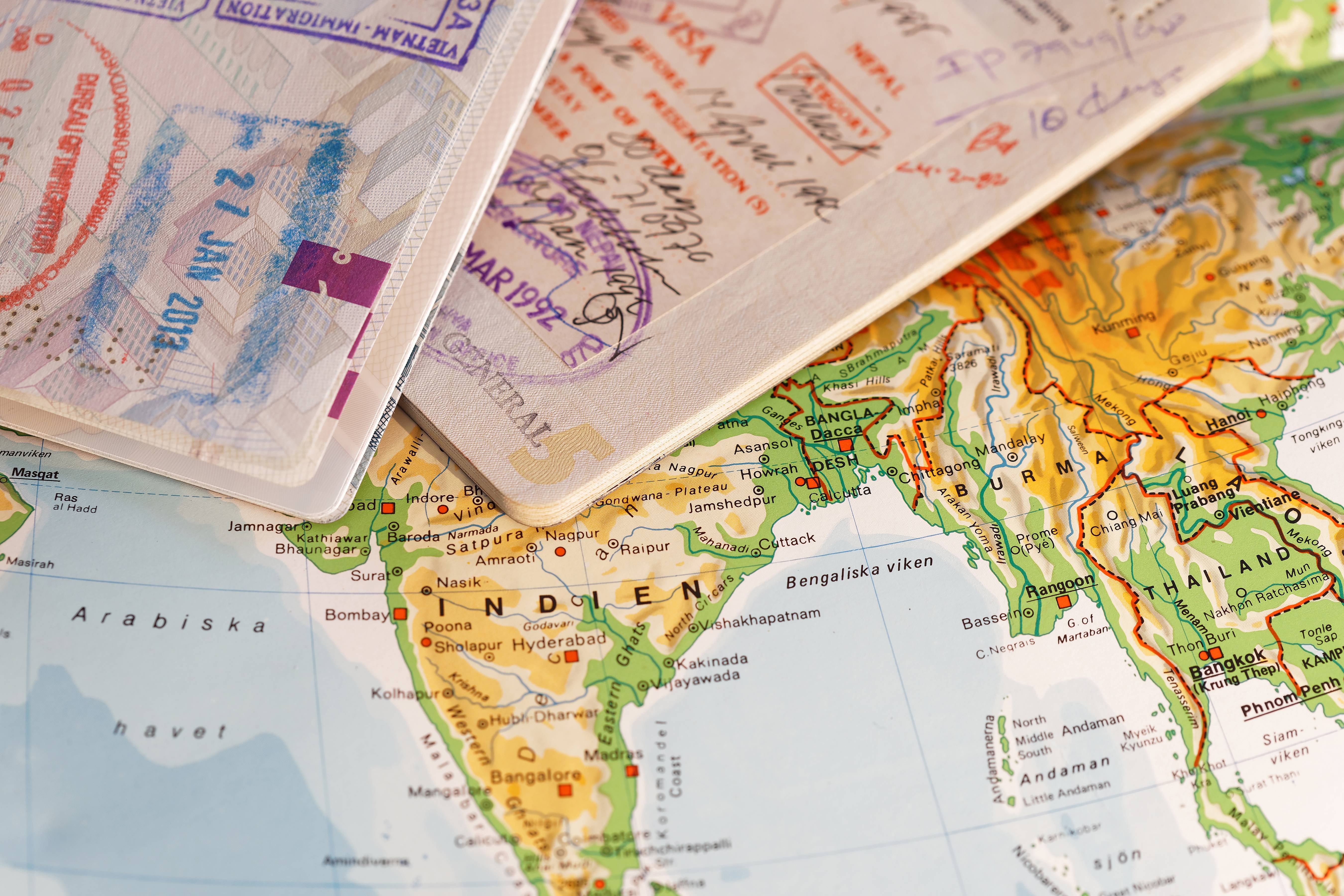 mappa e passaporto con timbri