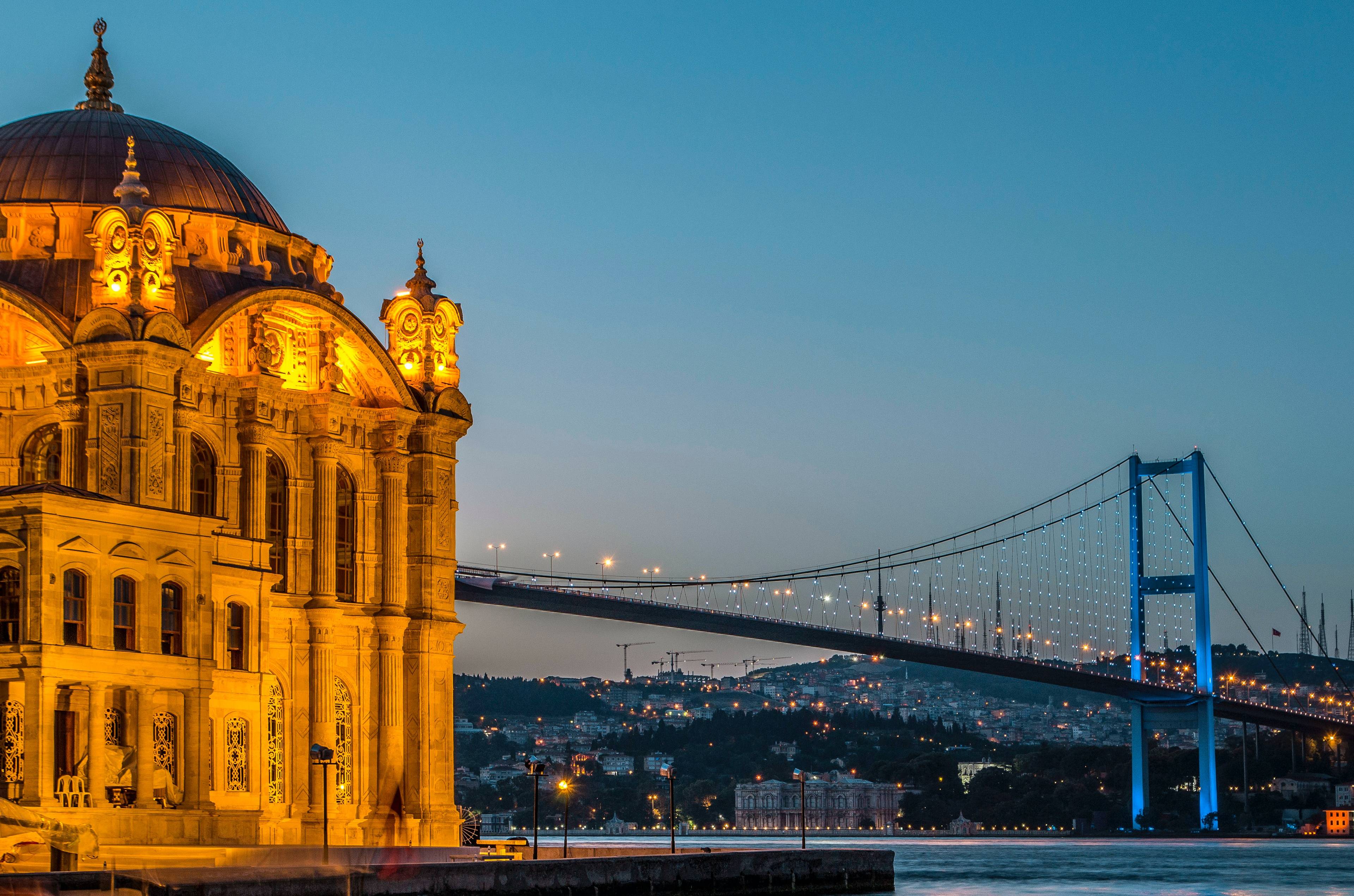 chiesa e ponte di istanbul