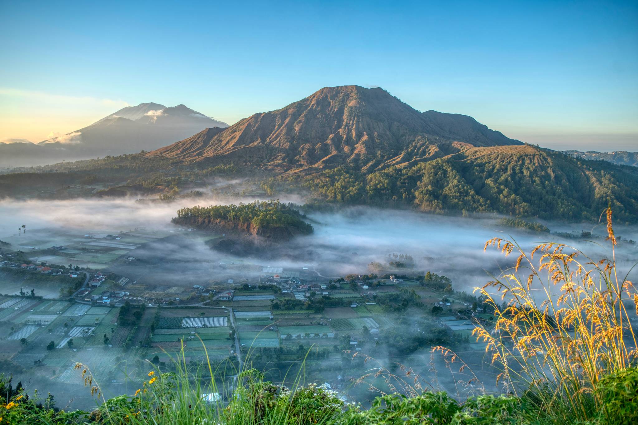 nebbia nella vallata montuosa