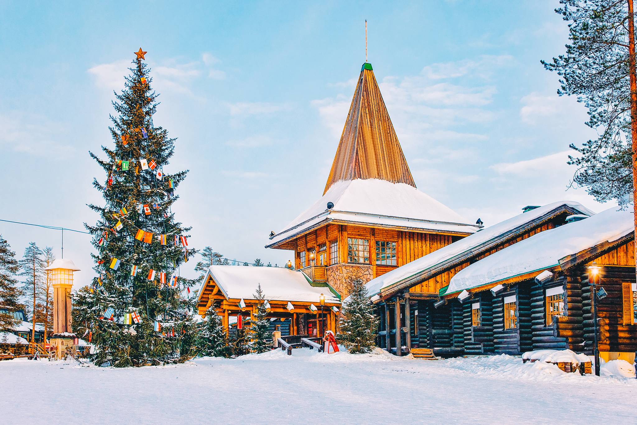 villaggio illuminato di babbo natale lapponia