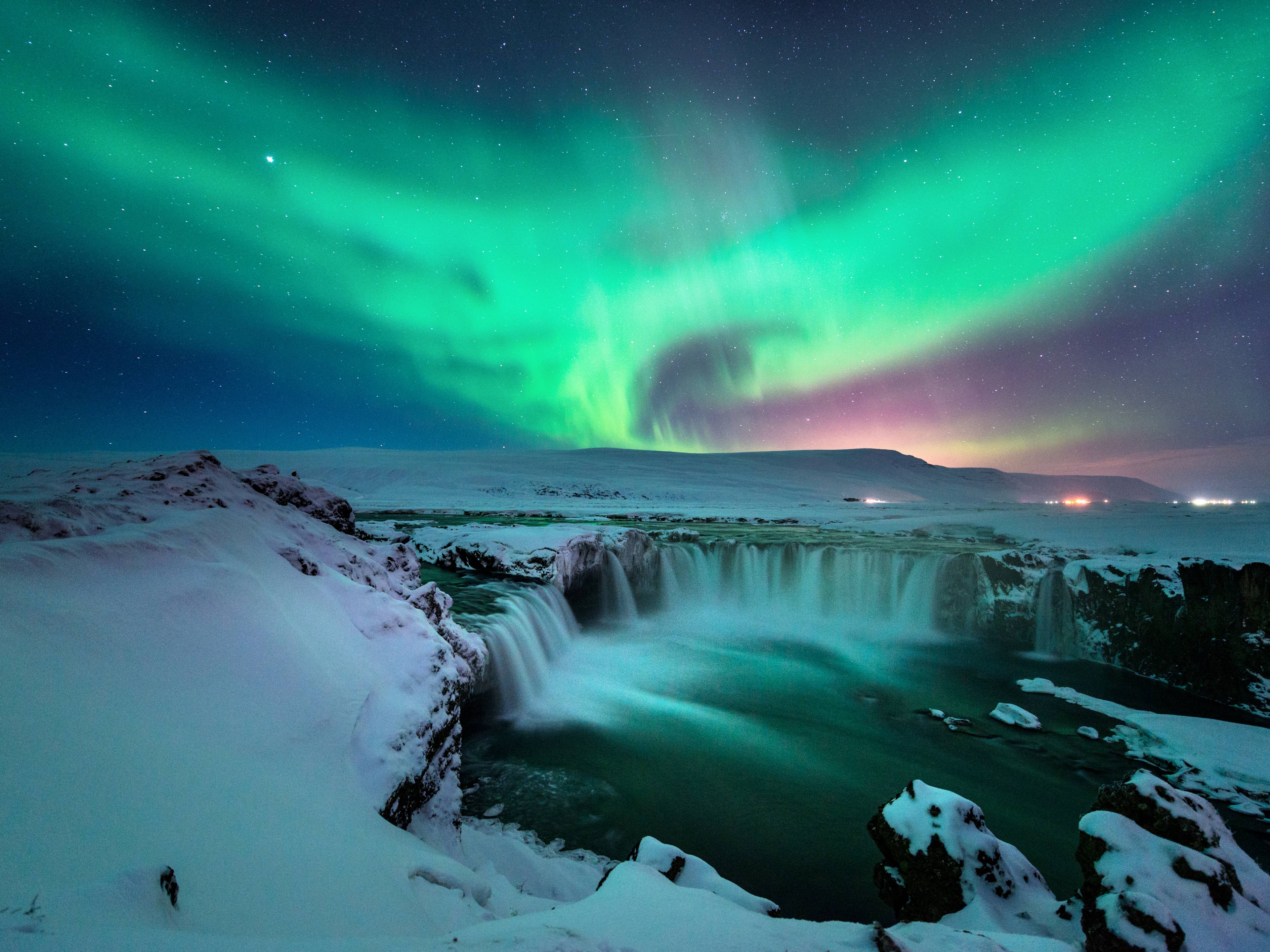 A caccia dell'aurora boreale in Islanda cover