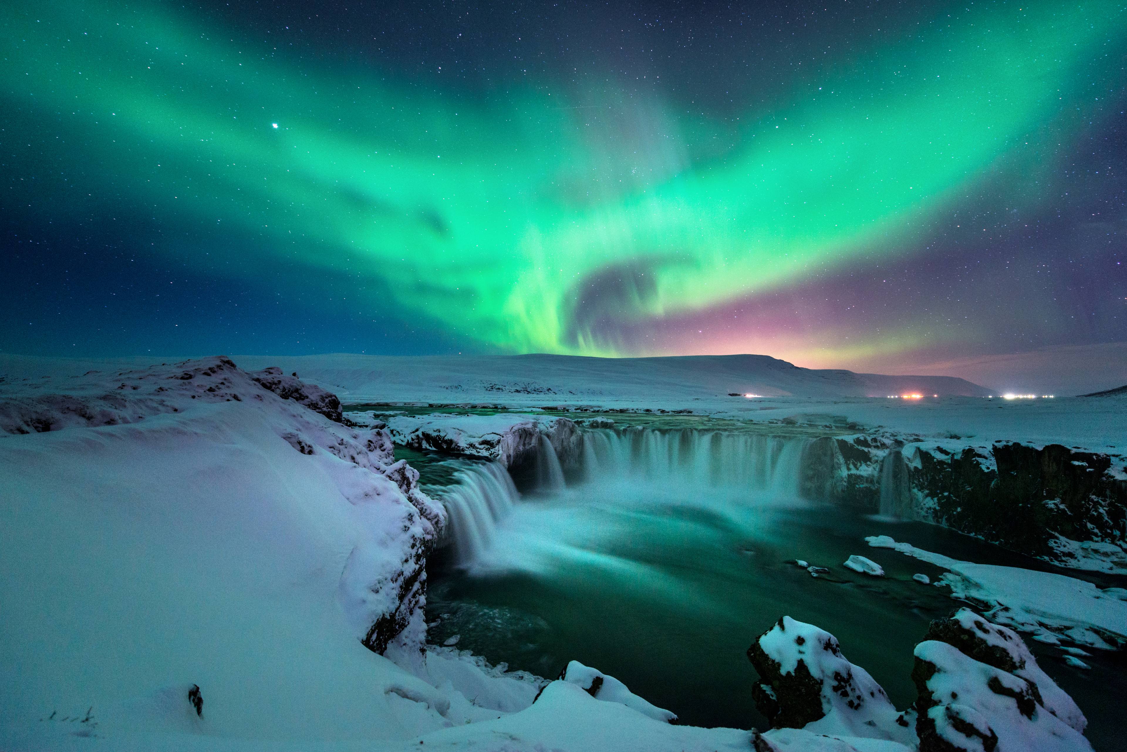 A caccia dell'aurora boreale in Islanda cover