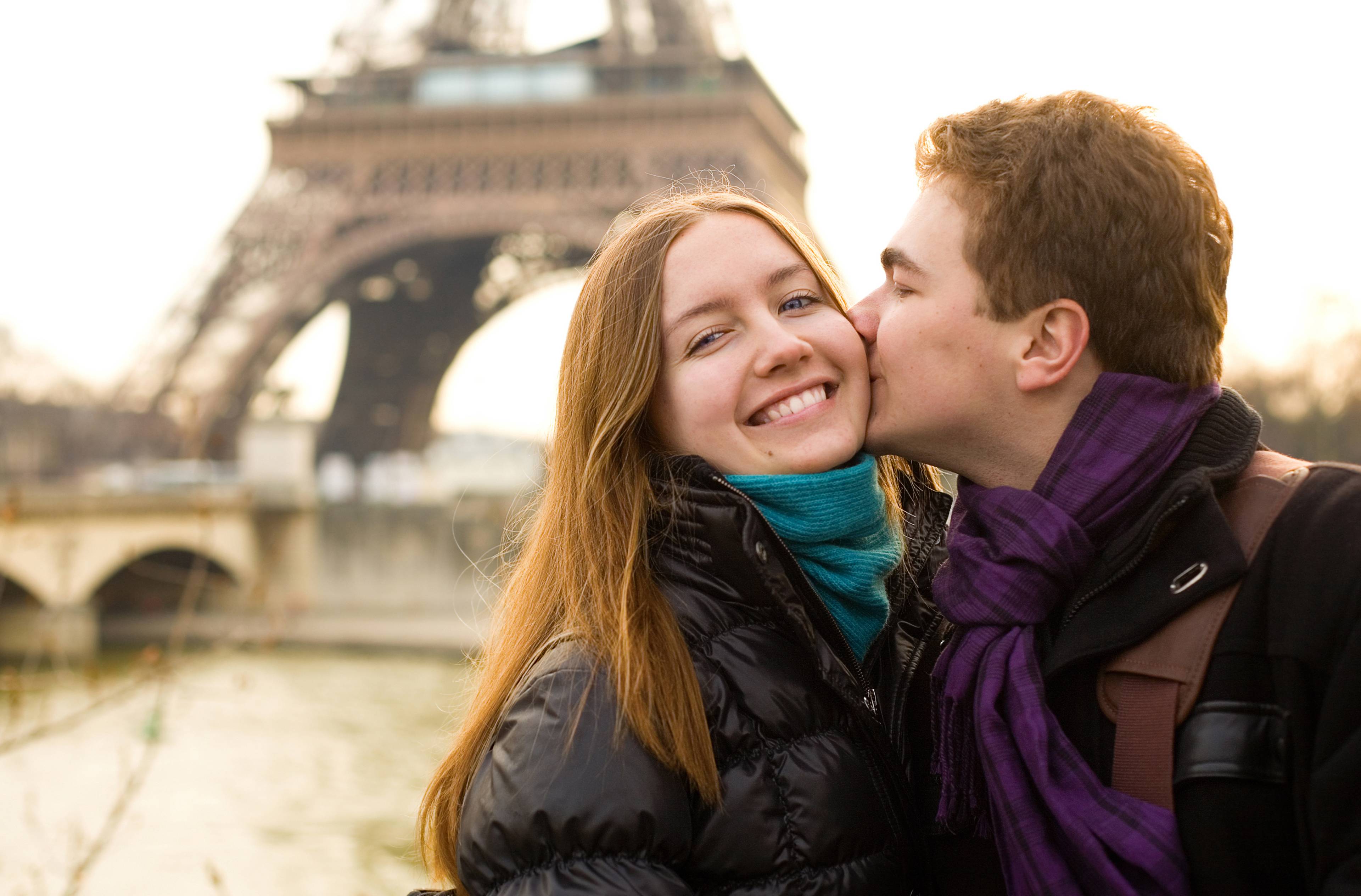 coppia innamorata a parigi
