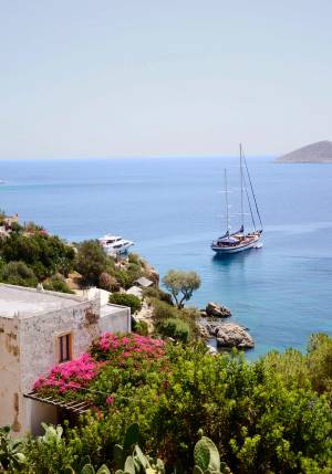 barca nel golfo di leros in grecia