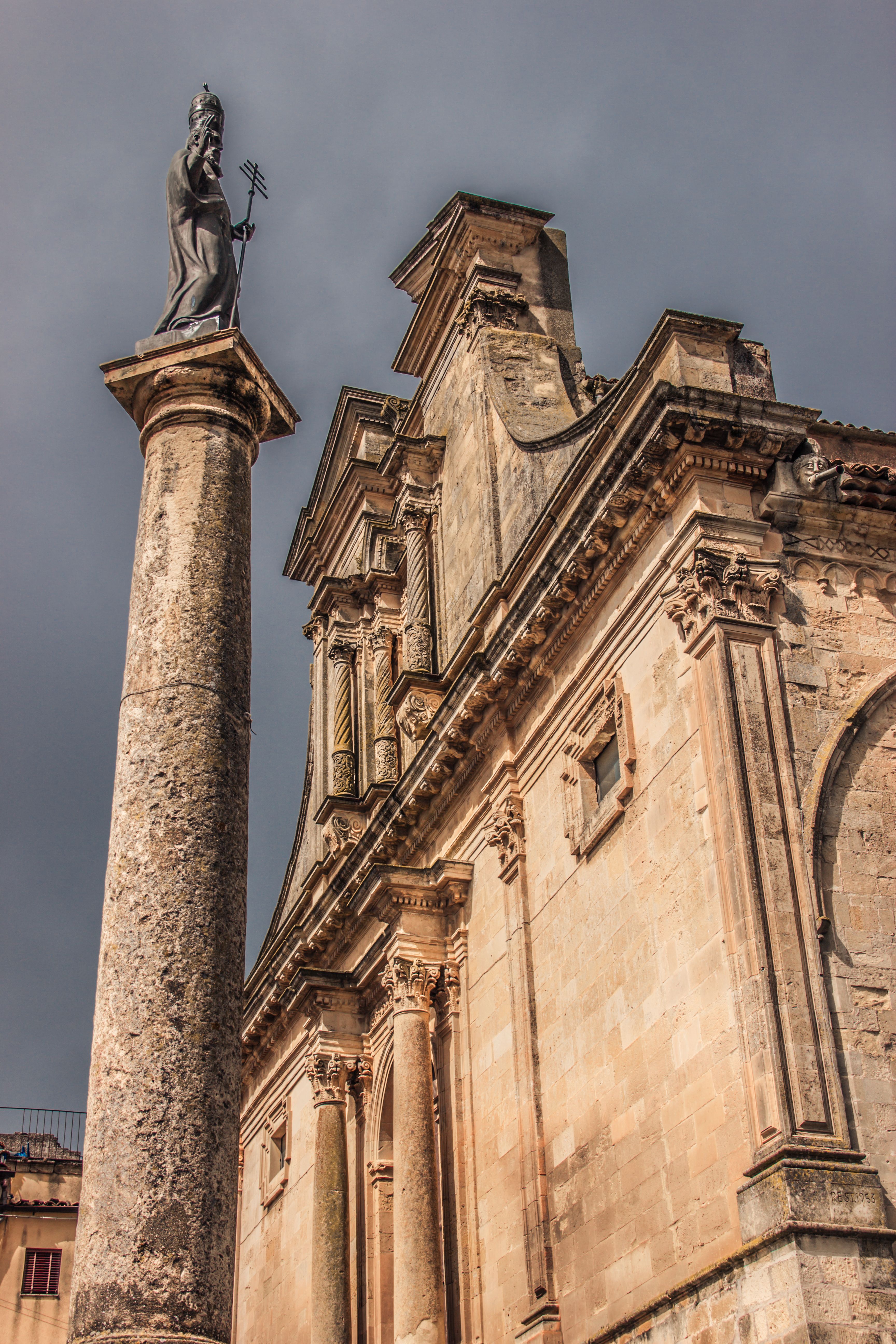 scorcio di una chiesa a vizzini