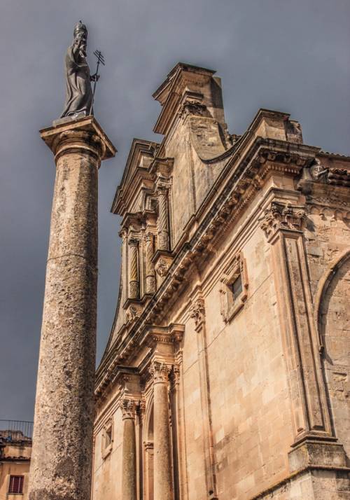 scorcio di una chiesa a vizzini