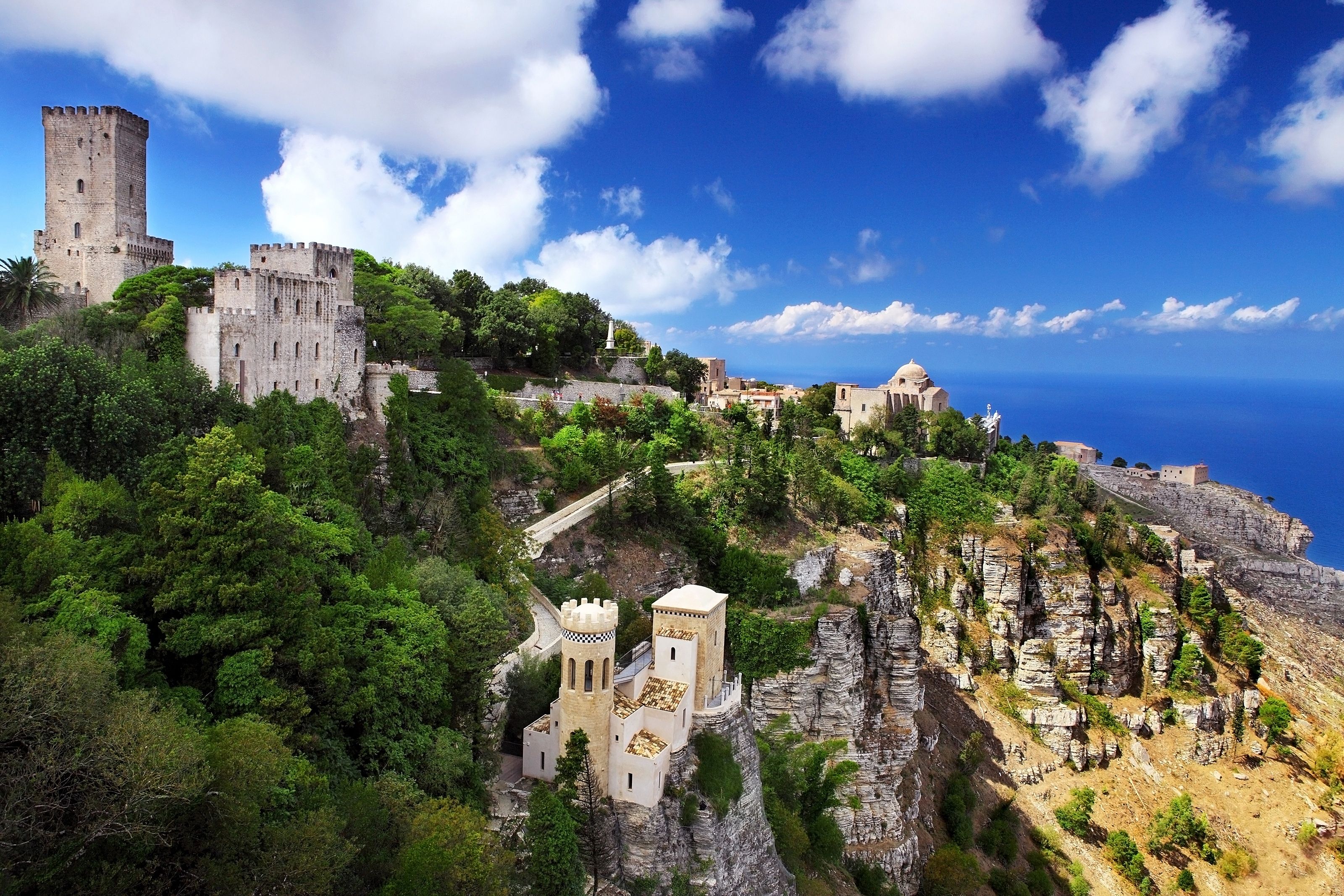 borgo arroccato di erice in sicilia