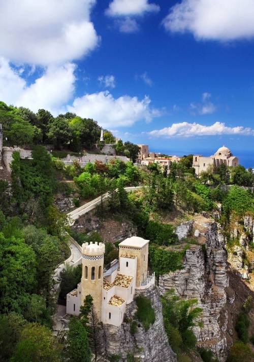 borgo arroccato di erice in sicilia