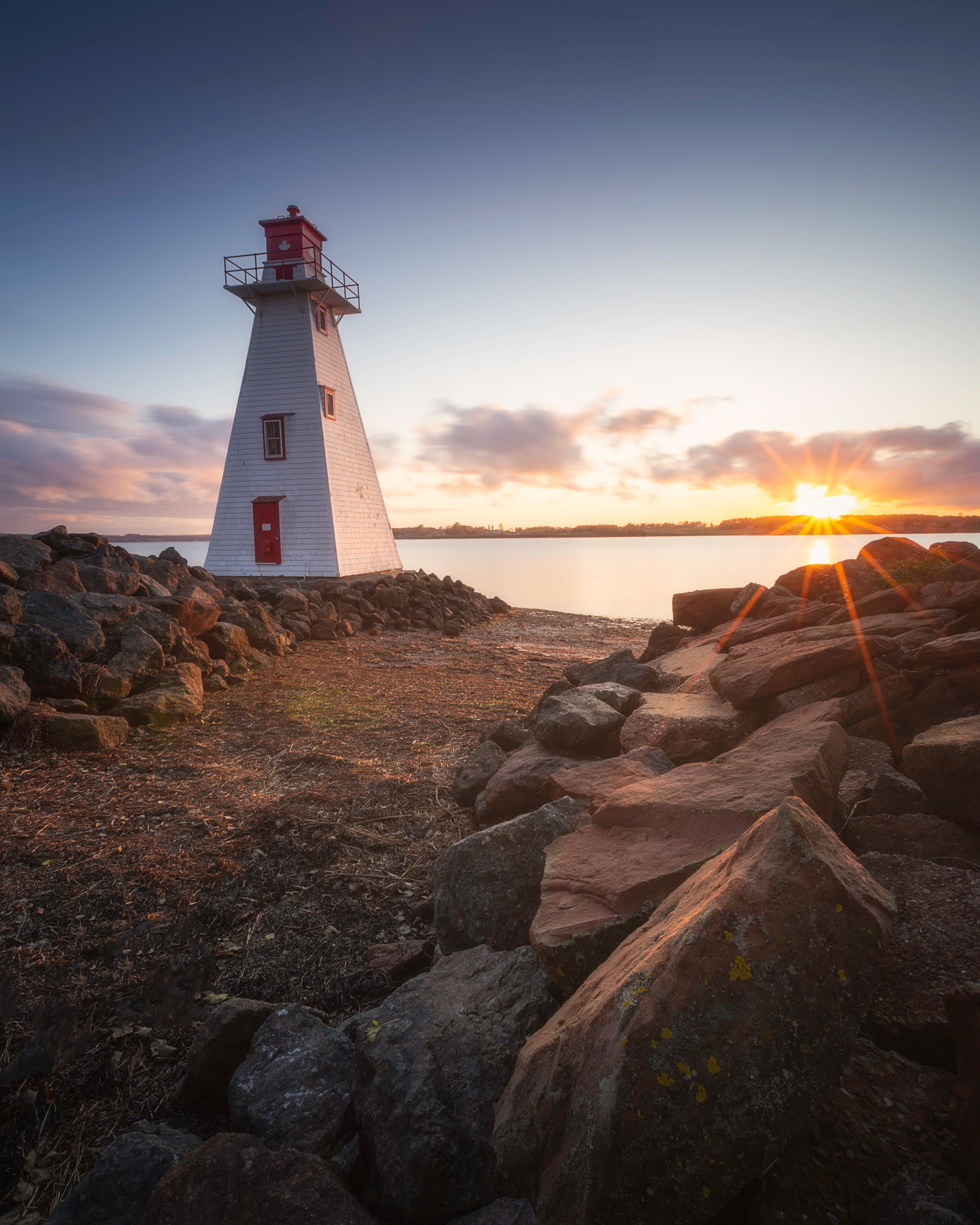 faro in canada al tramonto