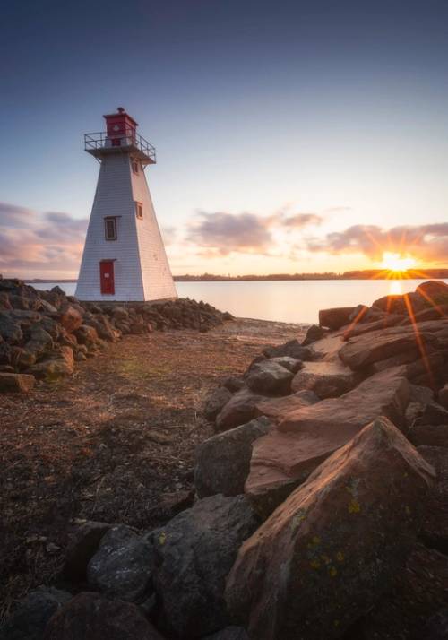 faro in canada al tramonto