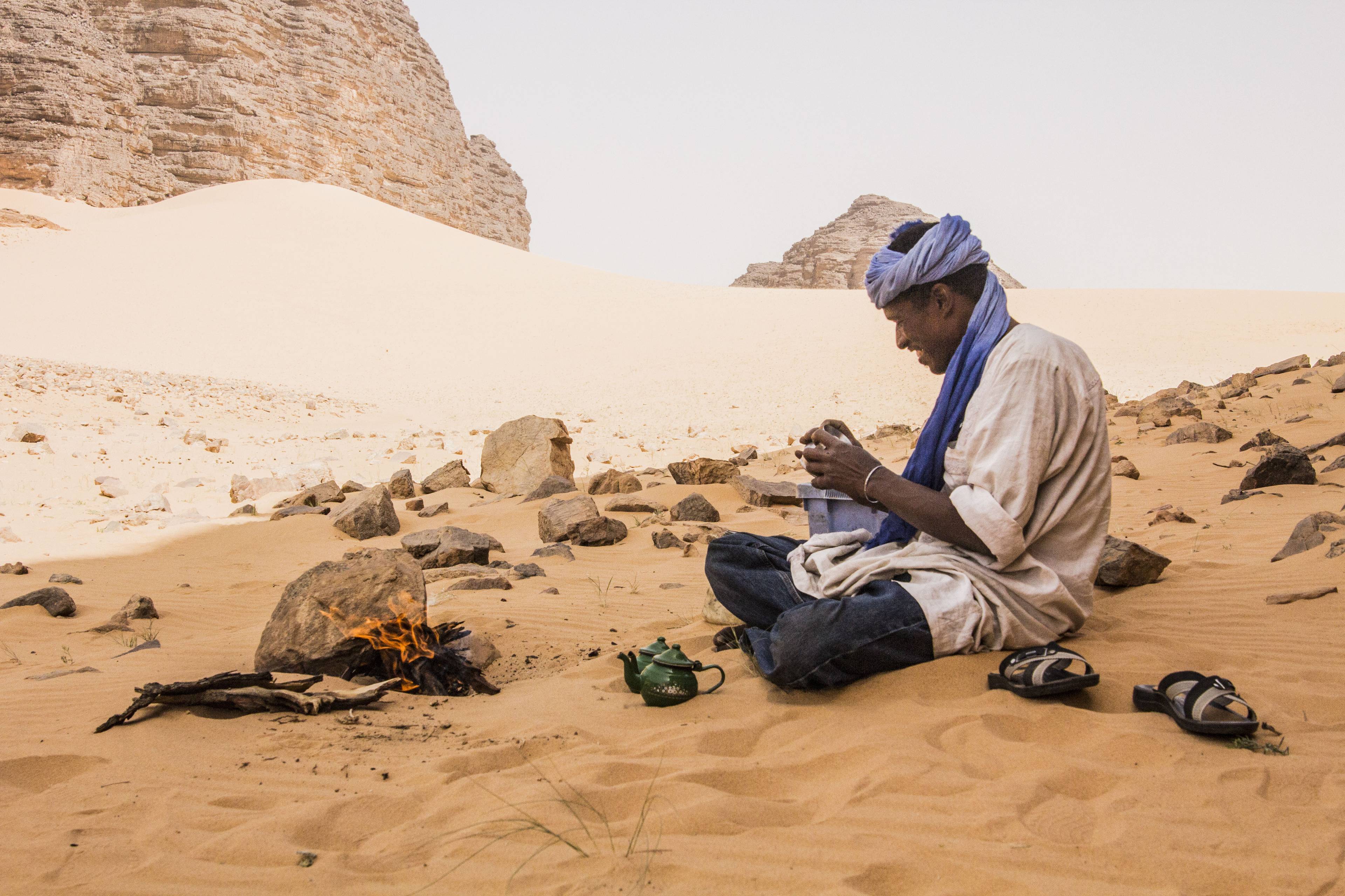 uomo algerino nel deserto