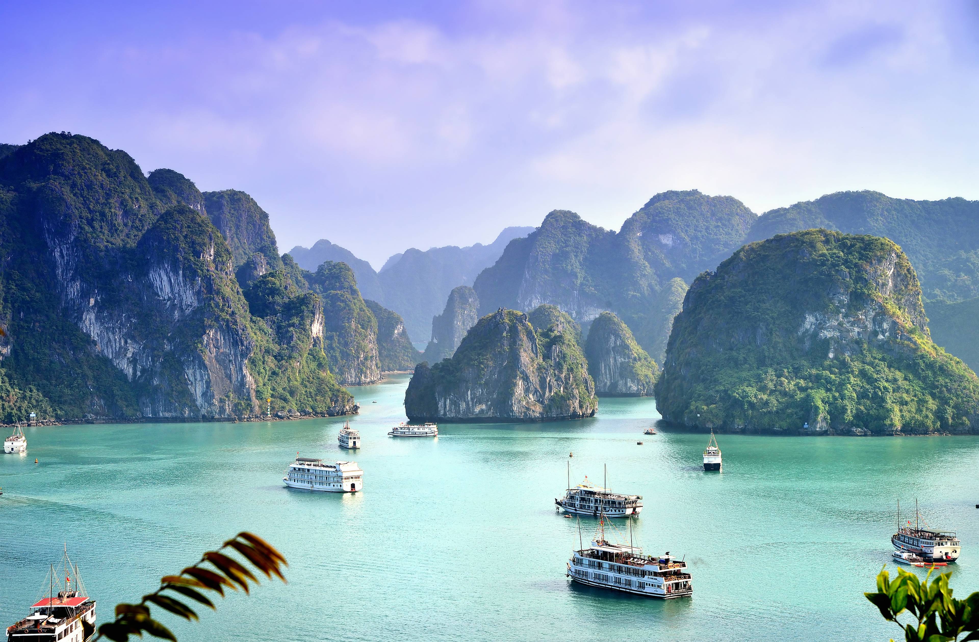 barche tra le isole in vietnam