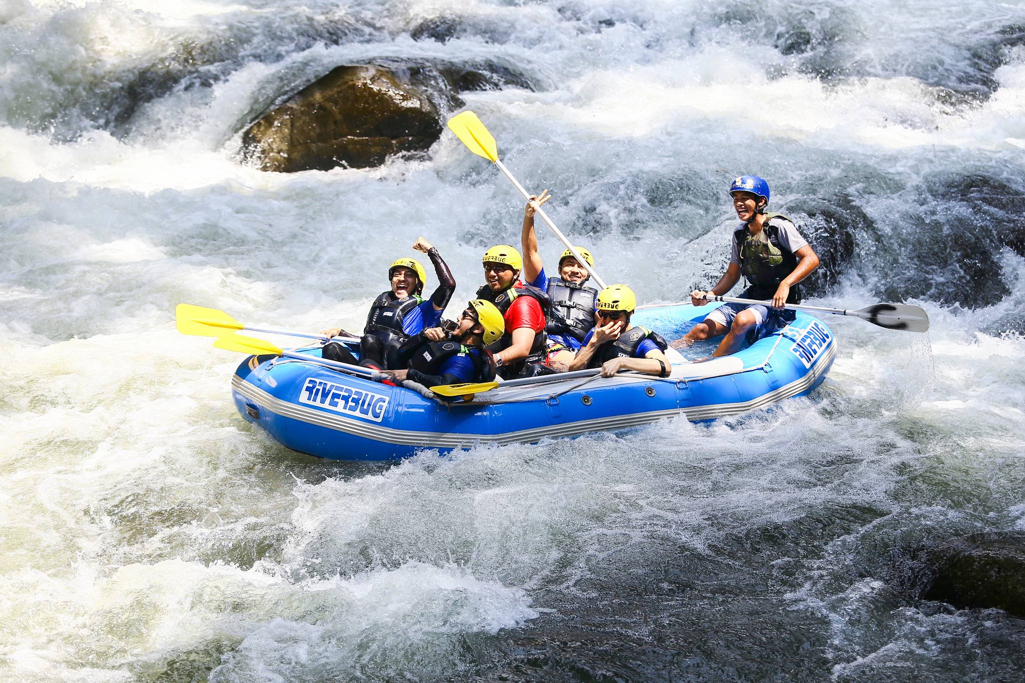 gruppo di persone fanno rafting