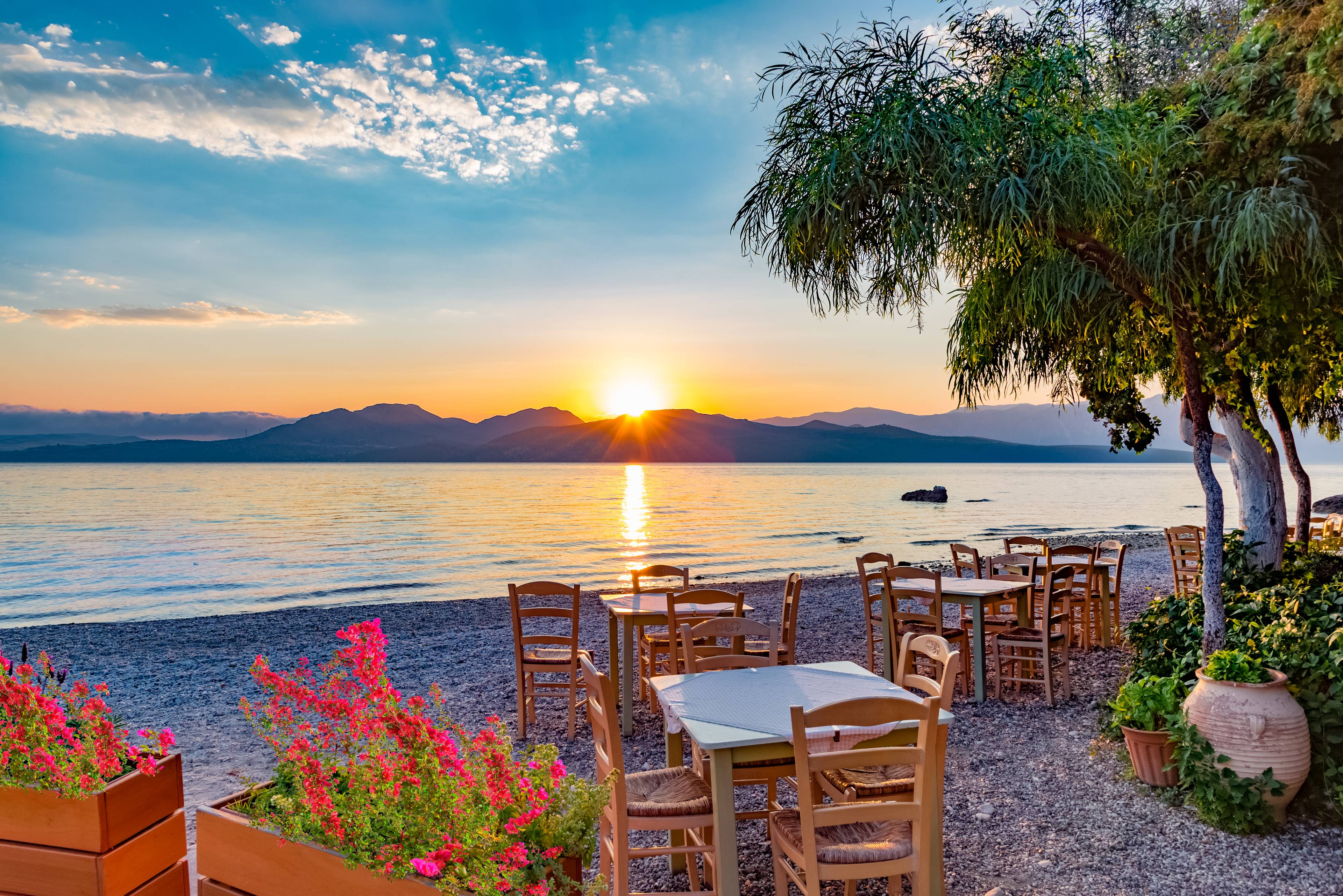 ristorante in spiaggia al tramonto lefkada grecia