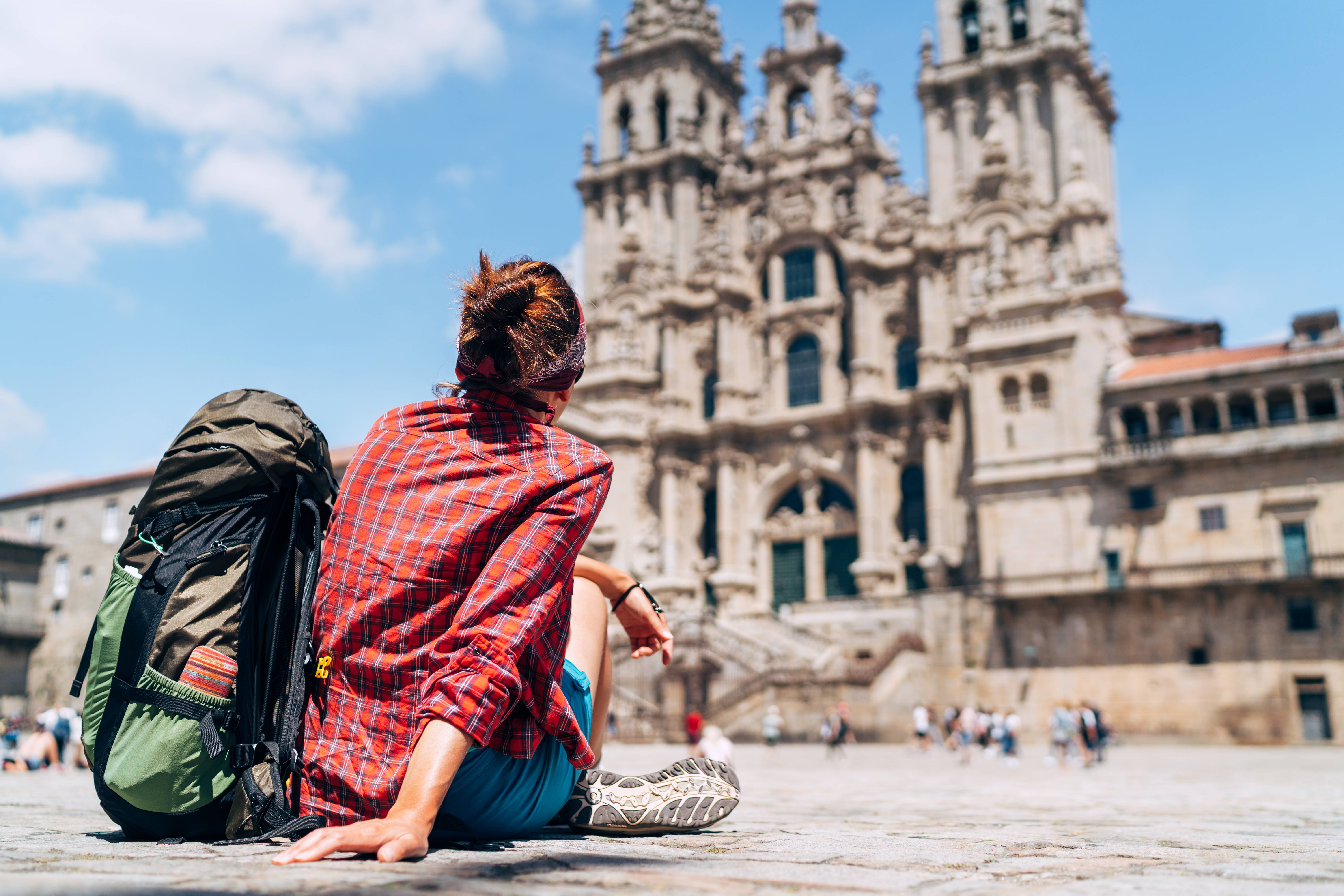 ragazzo di spalle che guarda la chiesa a santiago de compostela