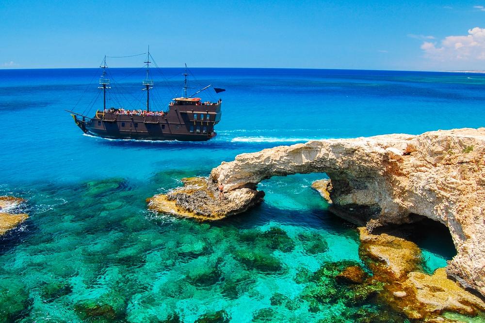 barca grotta mare cipro