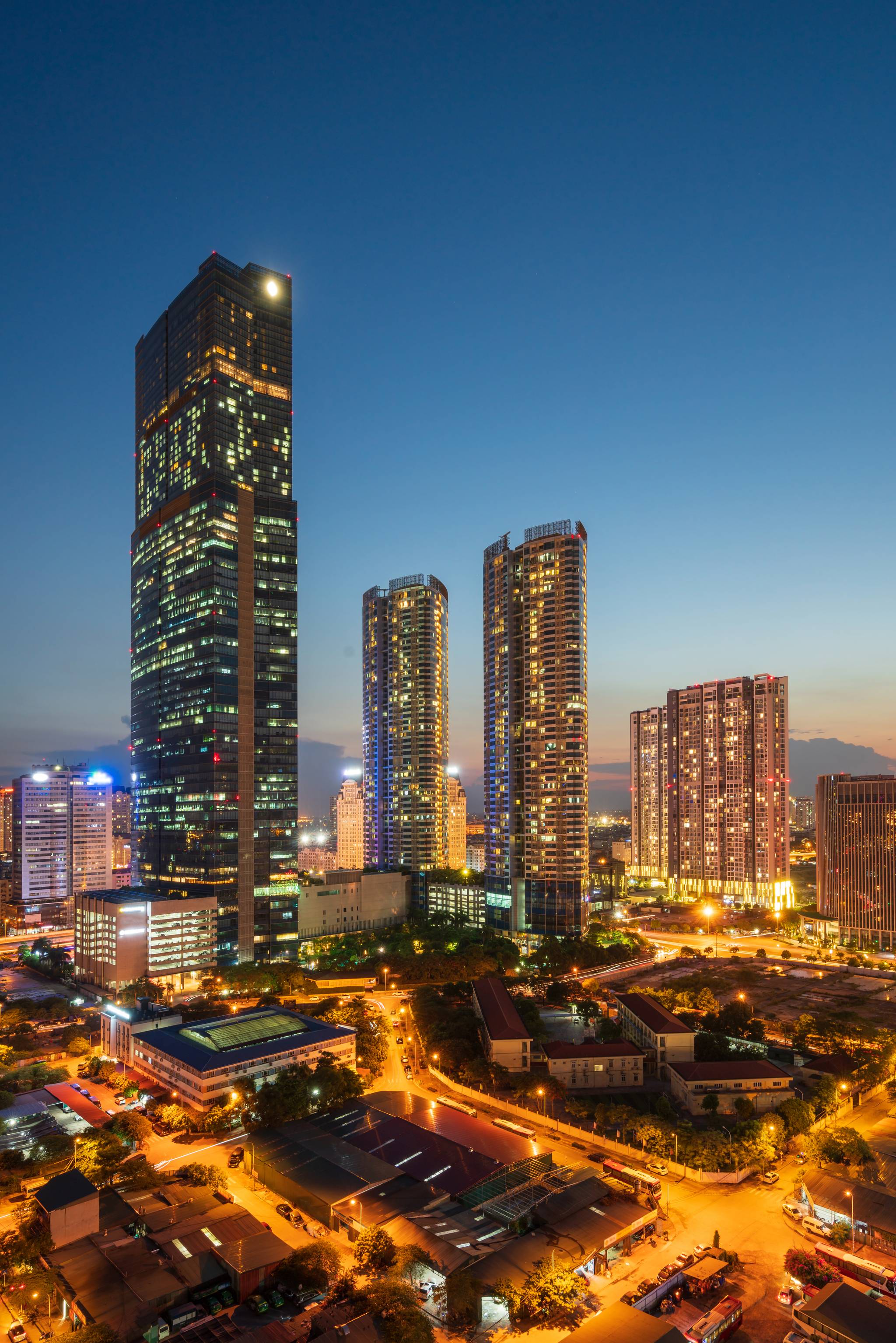 panorama di hanoi di notte