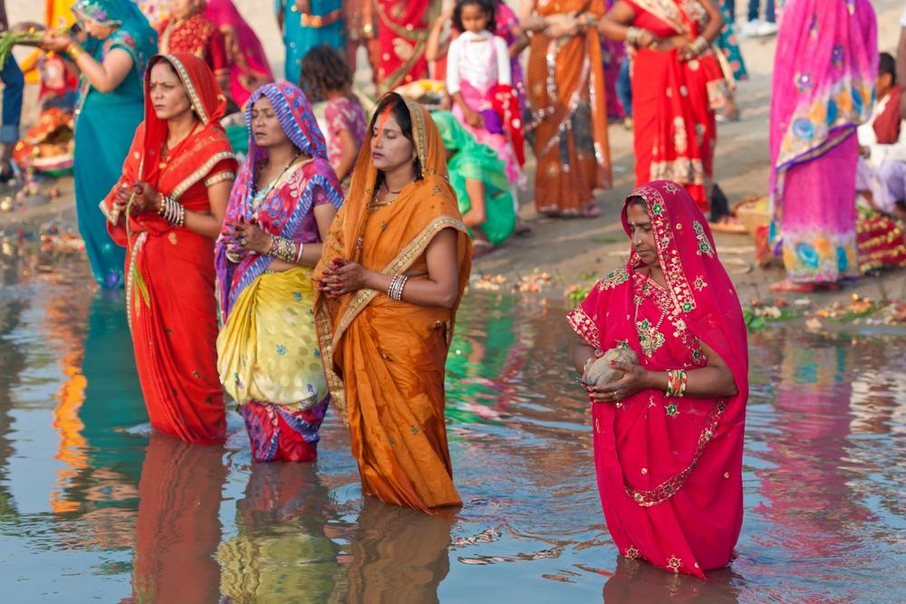 donne induiste pregano nel fiume gange