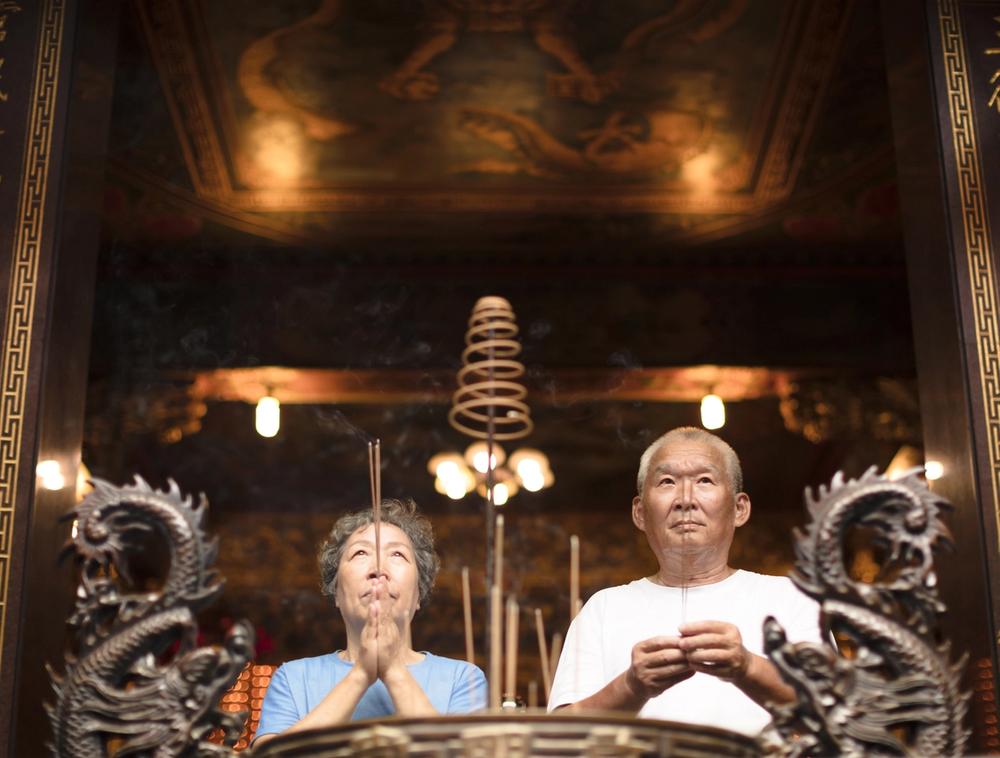 coppia anziana cinese prega al tempio
