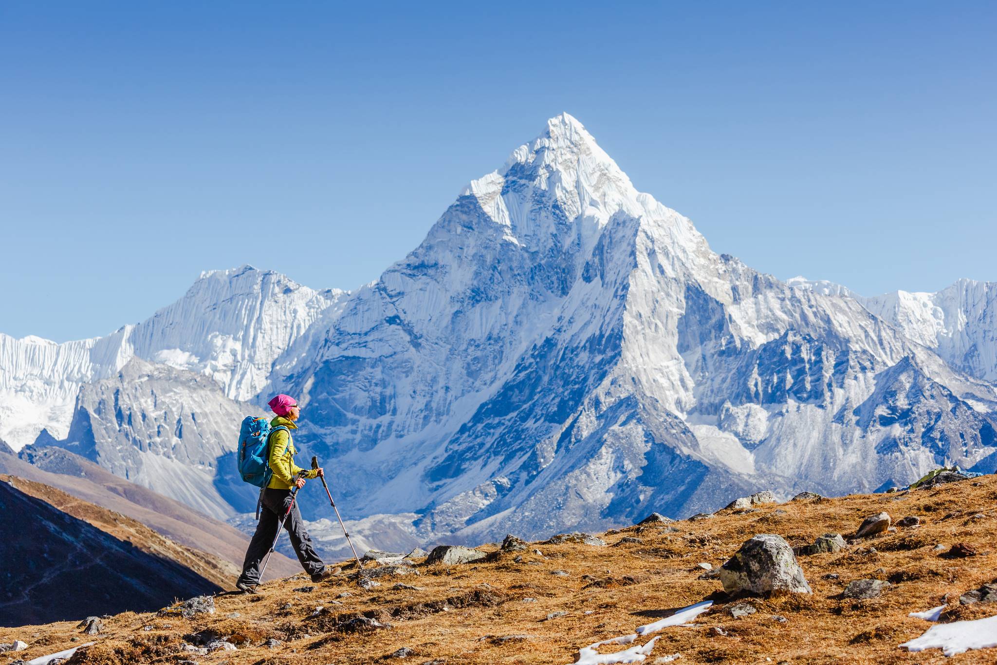 uomo che fa trekking su monte himalaya