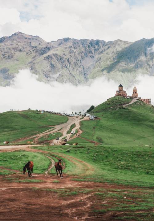 monastero tra i monti con cavalli in georgia