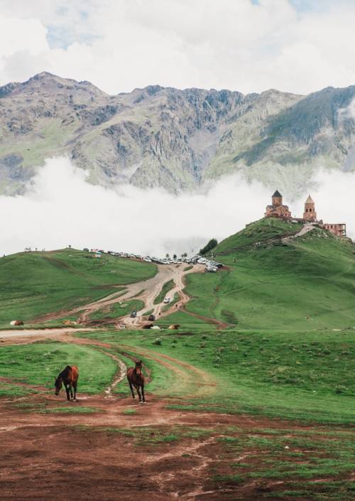 monastero tra i monti con cavalli in georgia