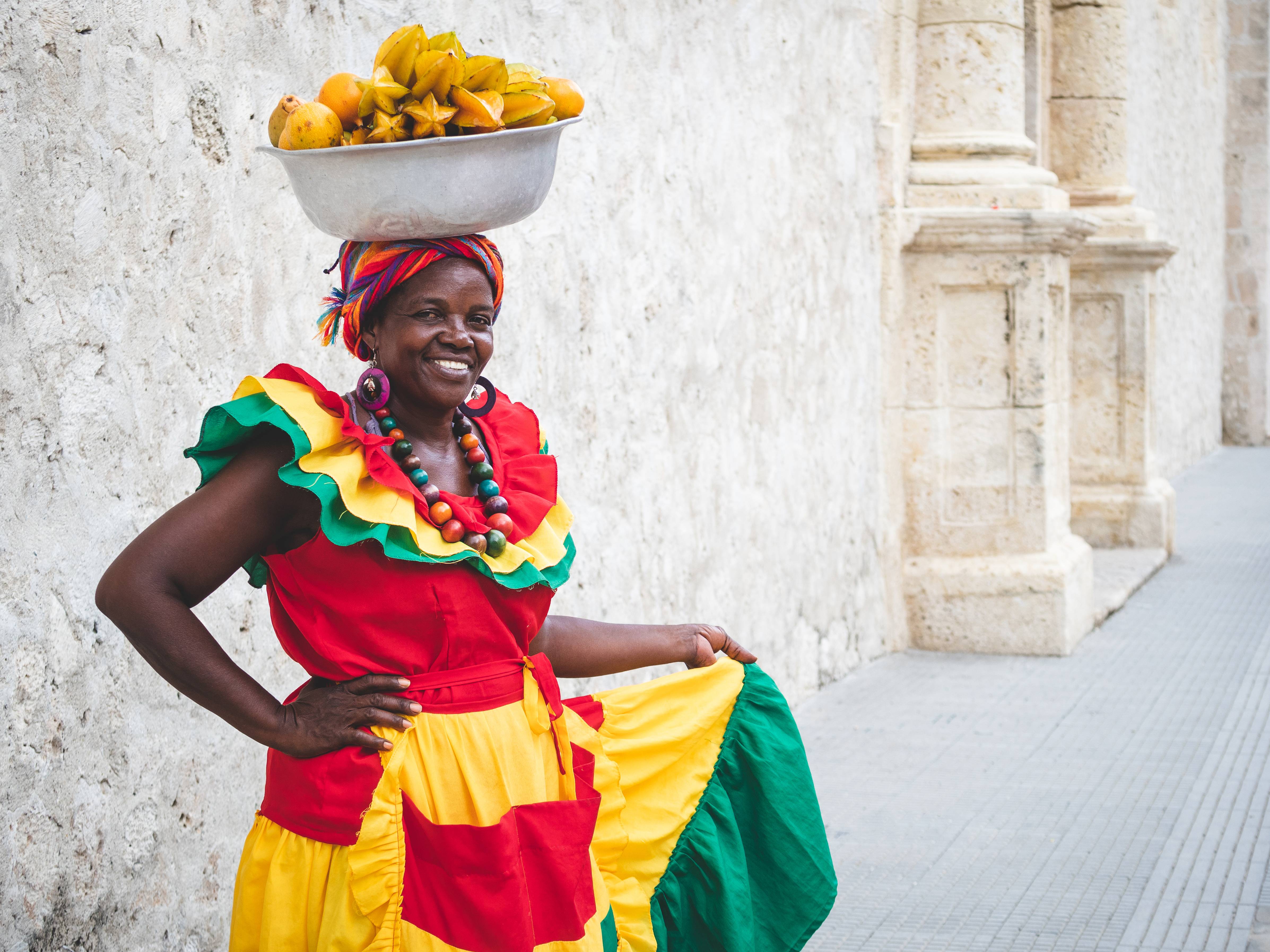 donna colombiana con cesto di frutta in testa