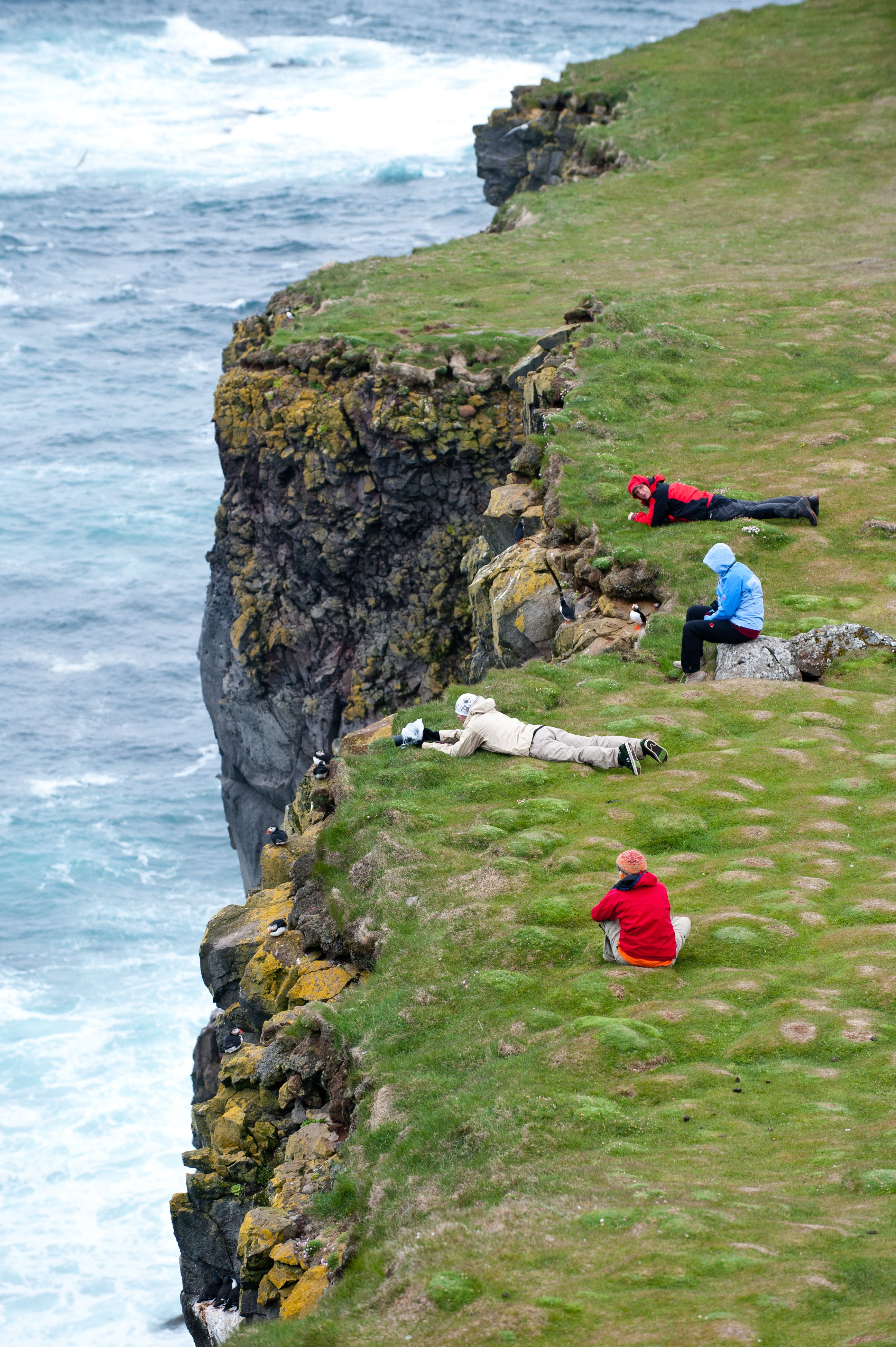 persone sulla scogliera di latrabjarg
