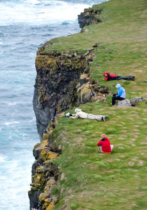 persone sulla scogliera di latrabjarg