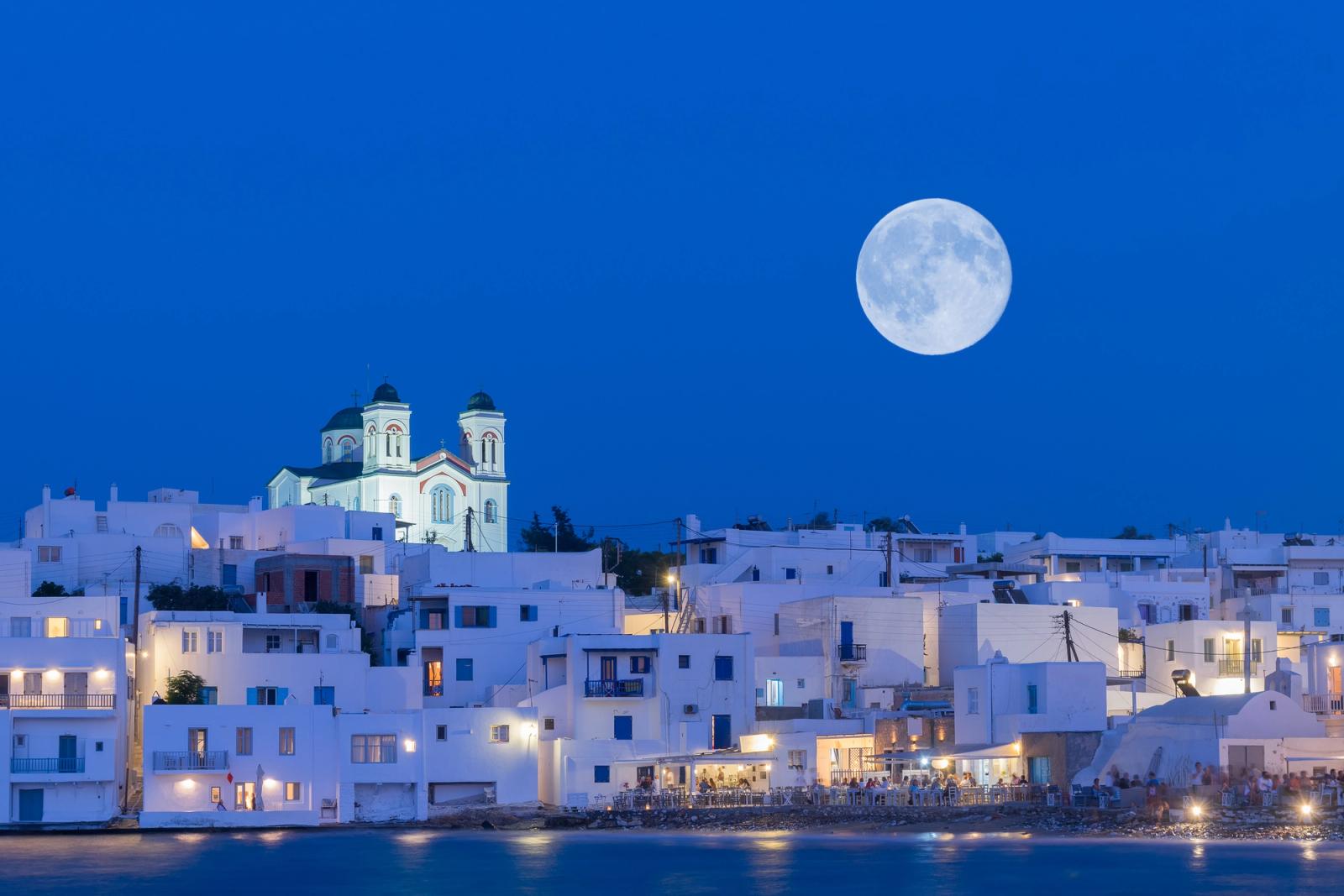 città greca sotto la luna piena