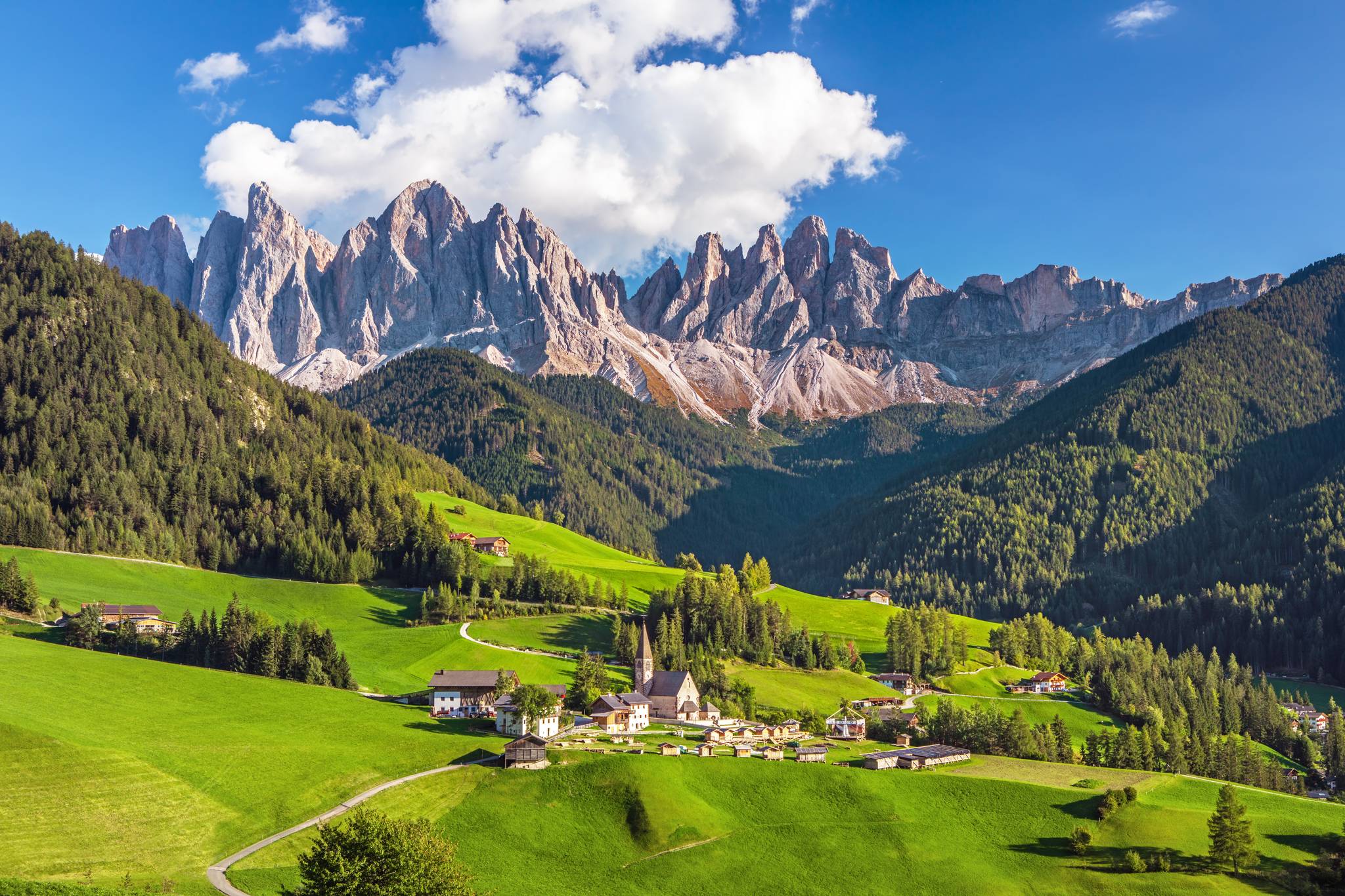 paese di montagna in estate in trentino alto adige