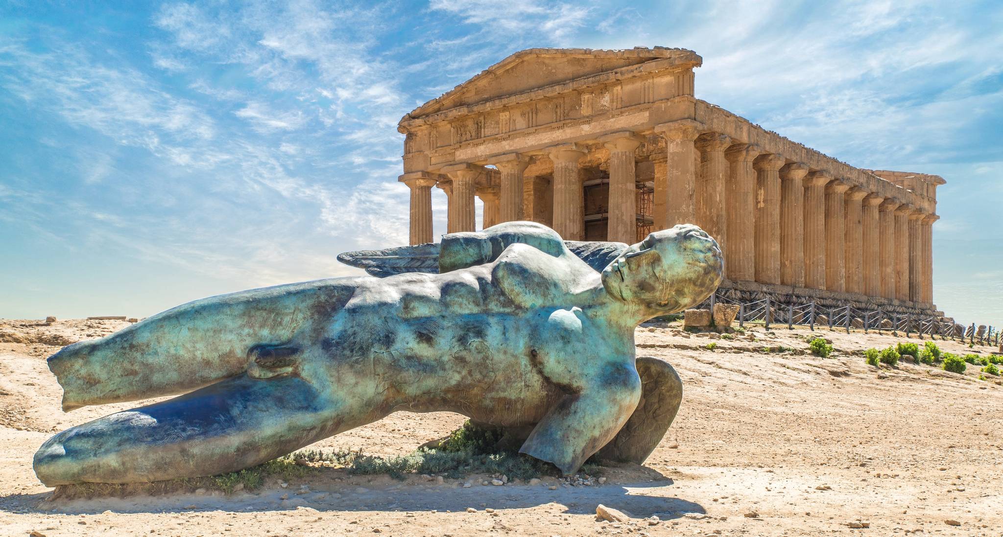 tempio della concordia e statua di icaro caduto nella valle dei templi di agrigento