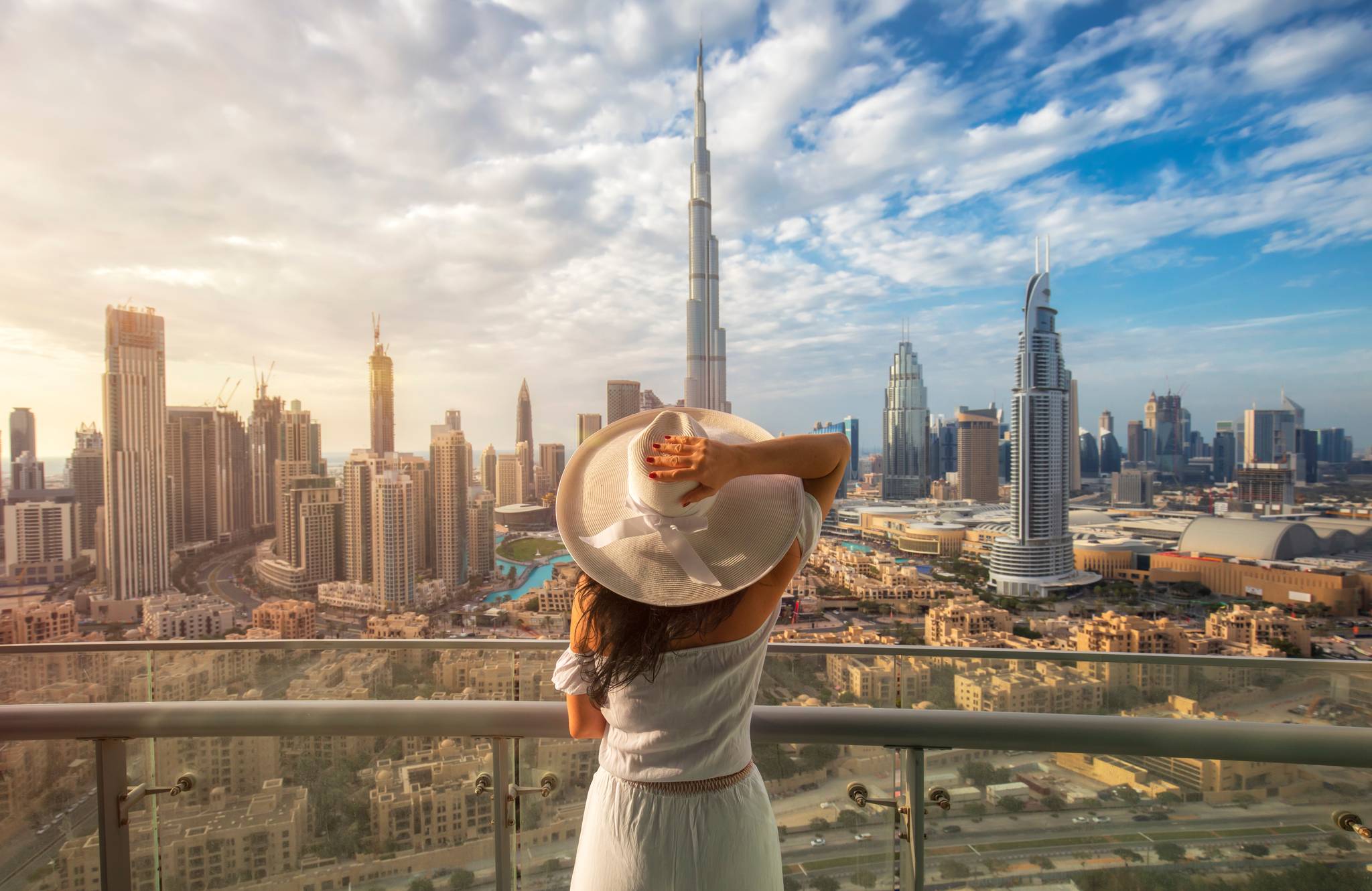 ragazza di spalle che guarada il panorama di dubai