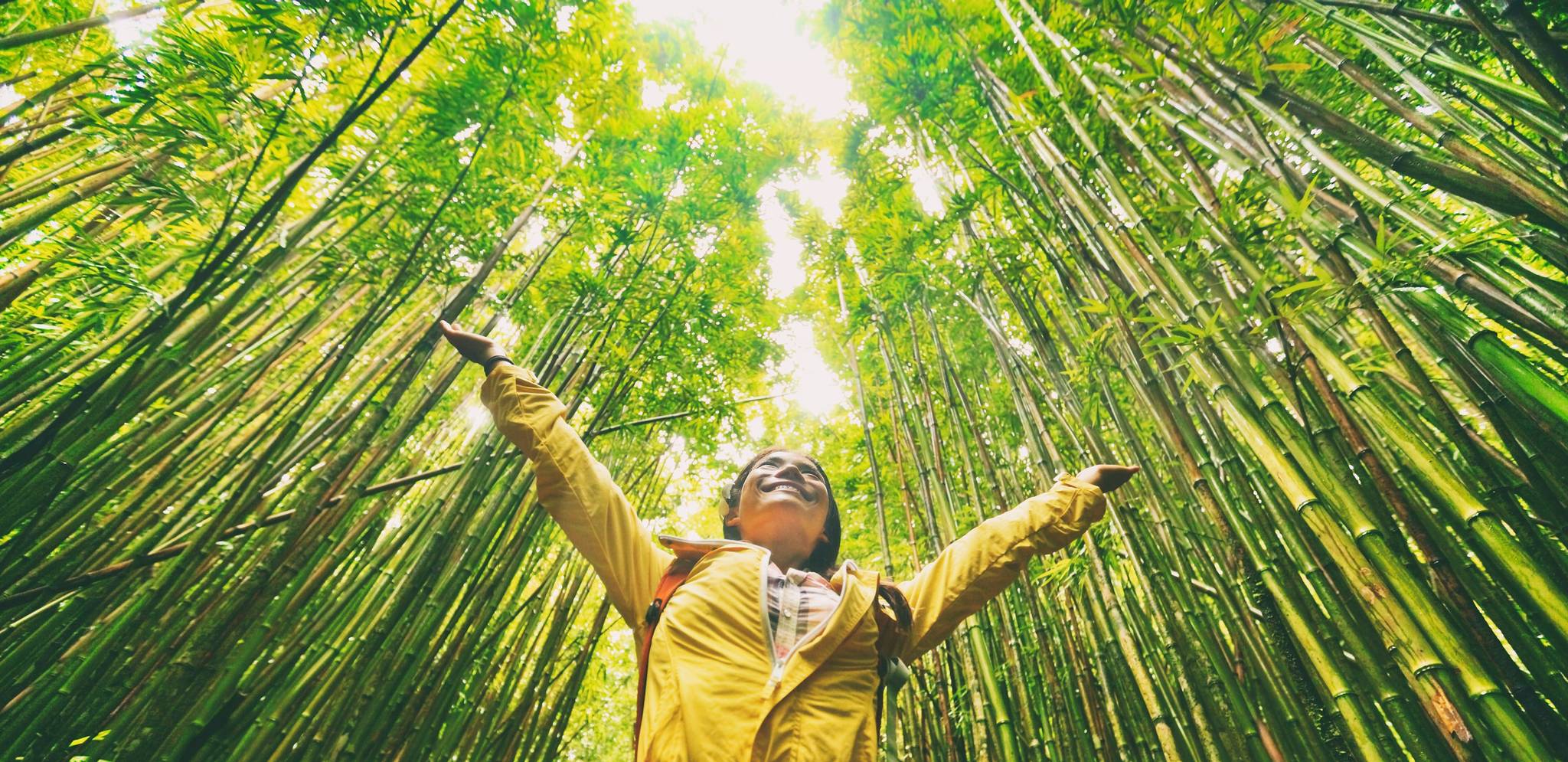 viaggiatrice in mezzo alla natura