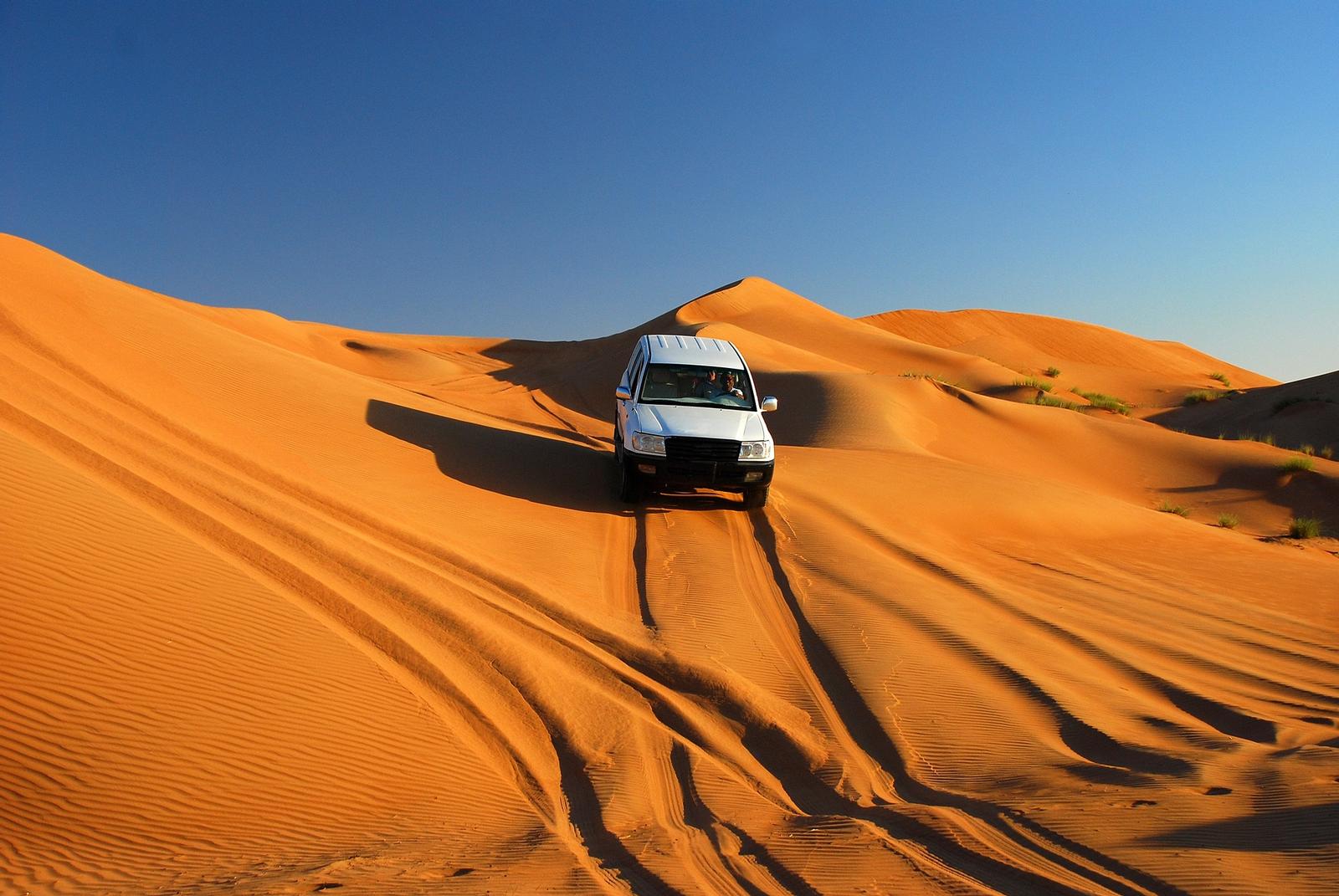 Jeep nel deserto al tramonto