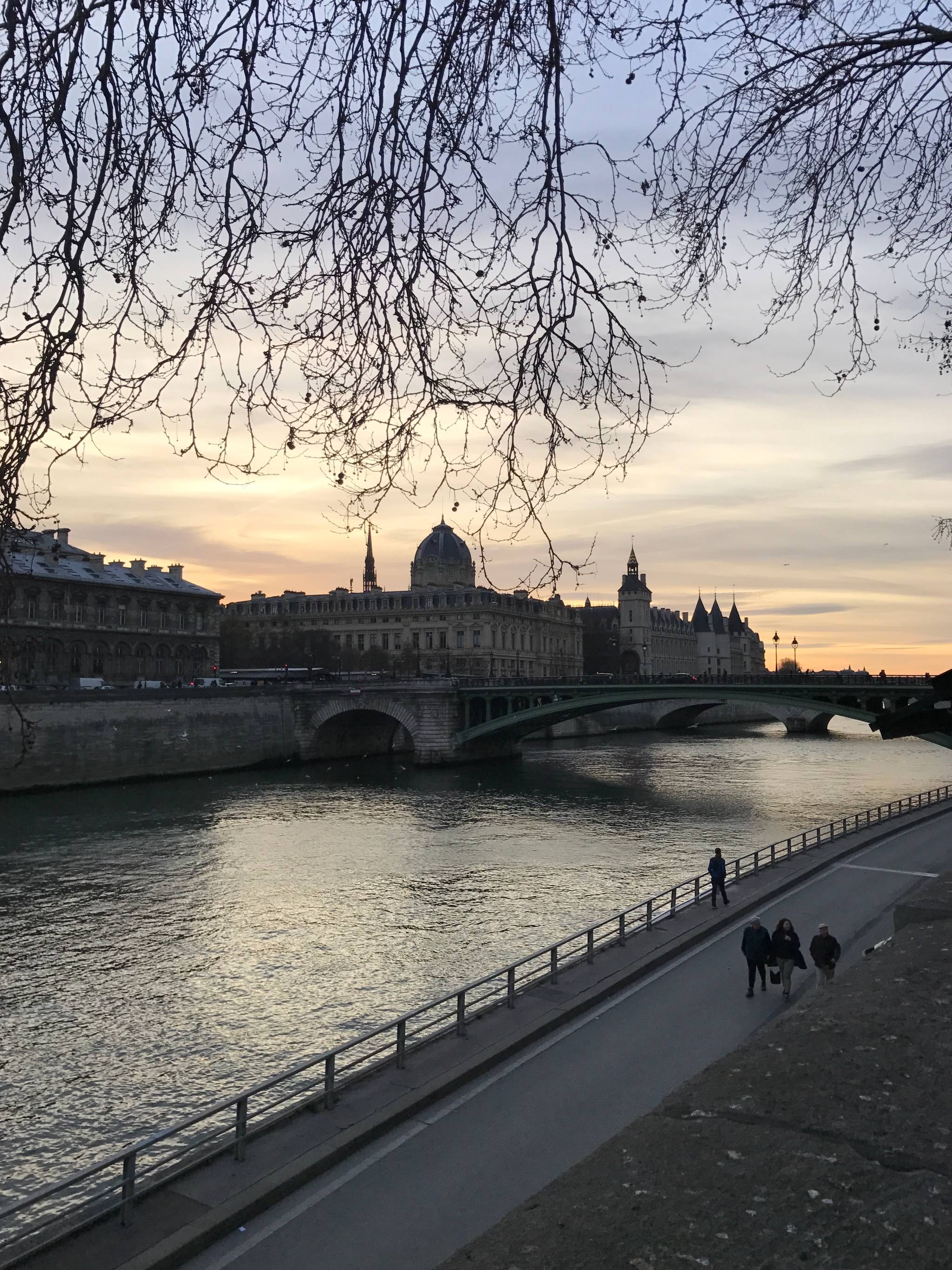 parigi lungo senna al tramonto