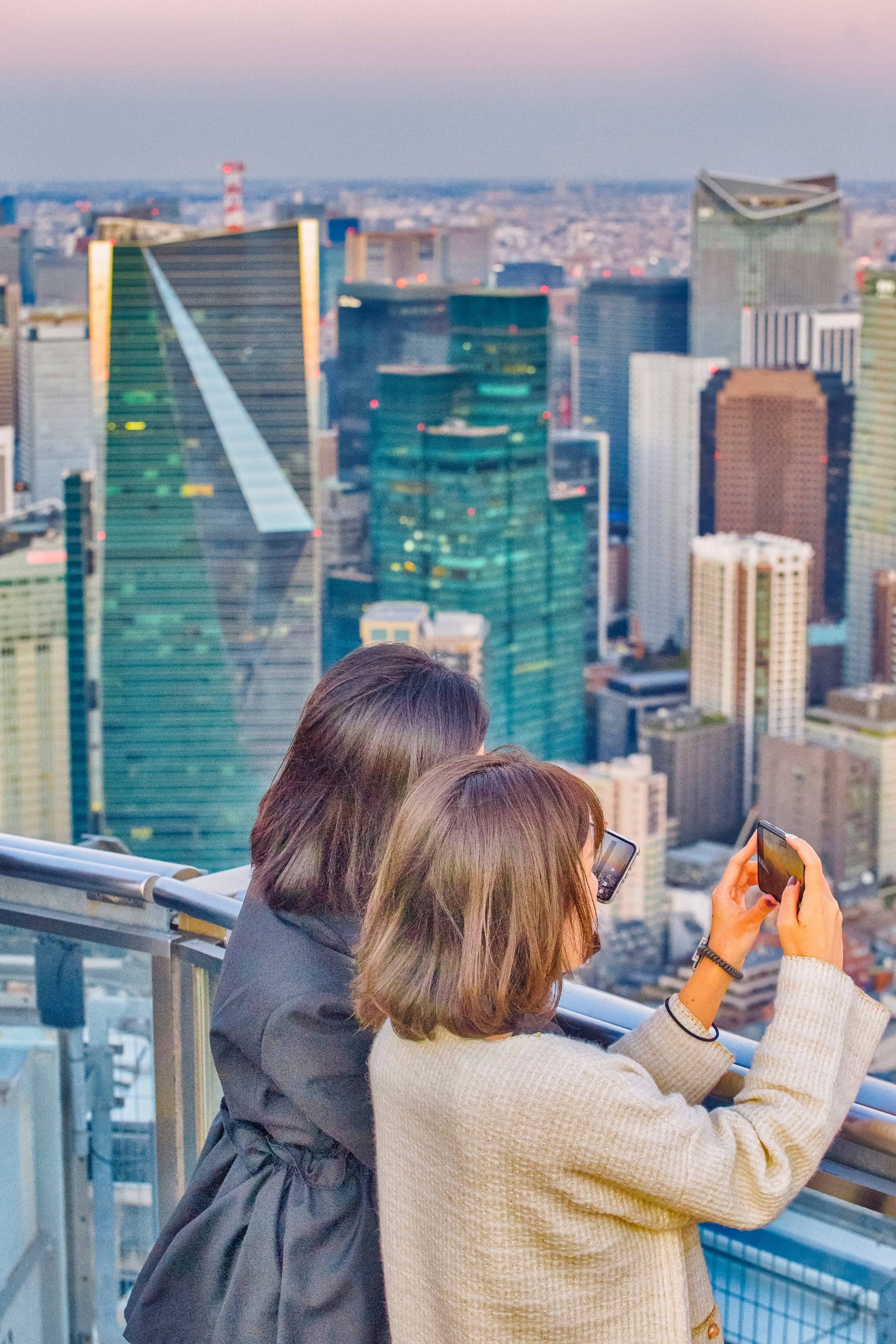 ragazze che fanno le foto ai grattacieli di tokyo