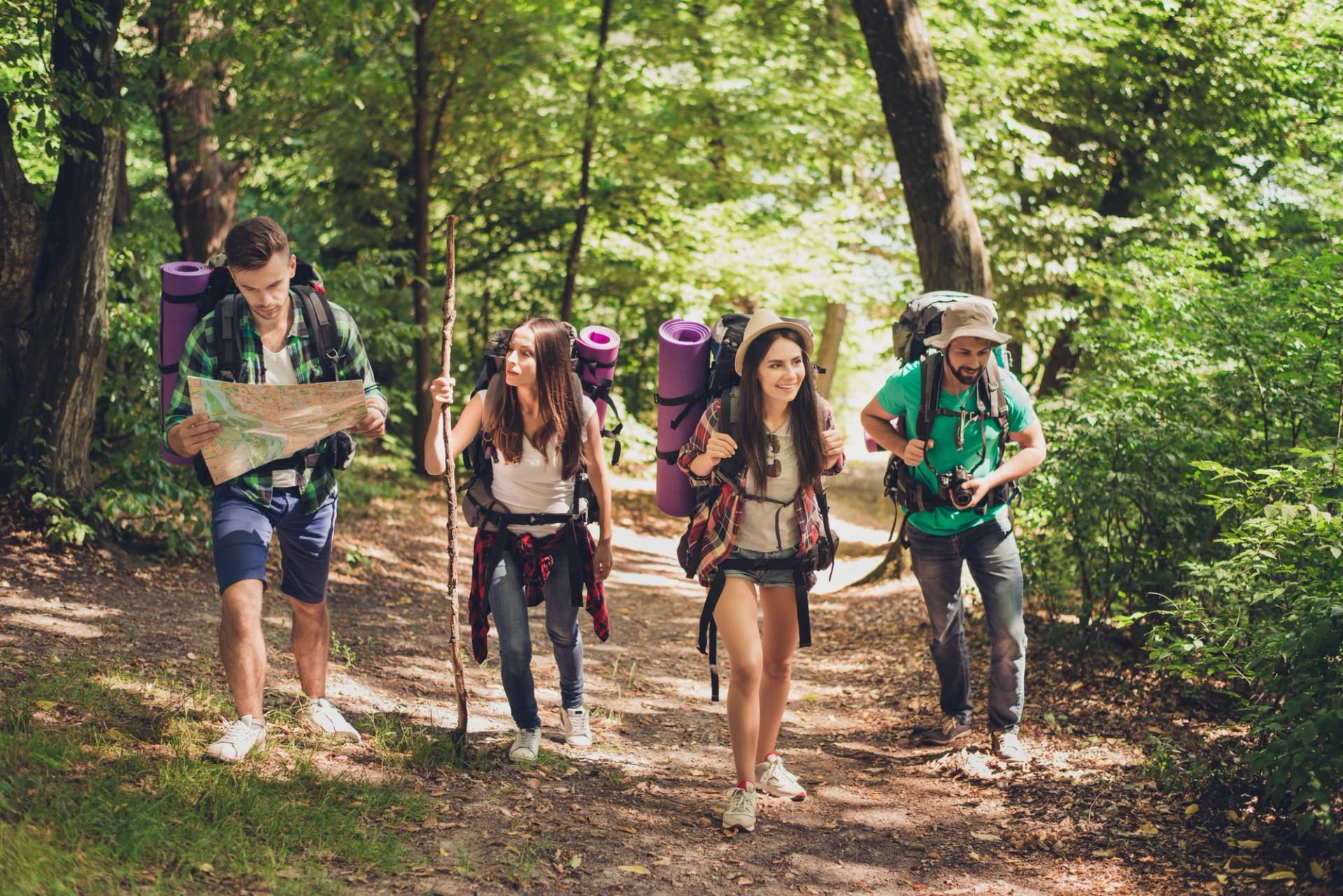 gruppo di ragazzi fanno trekking nel bosco