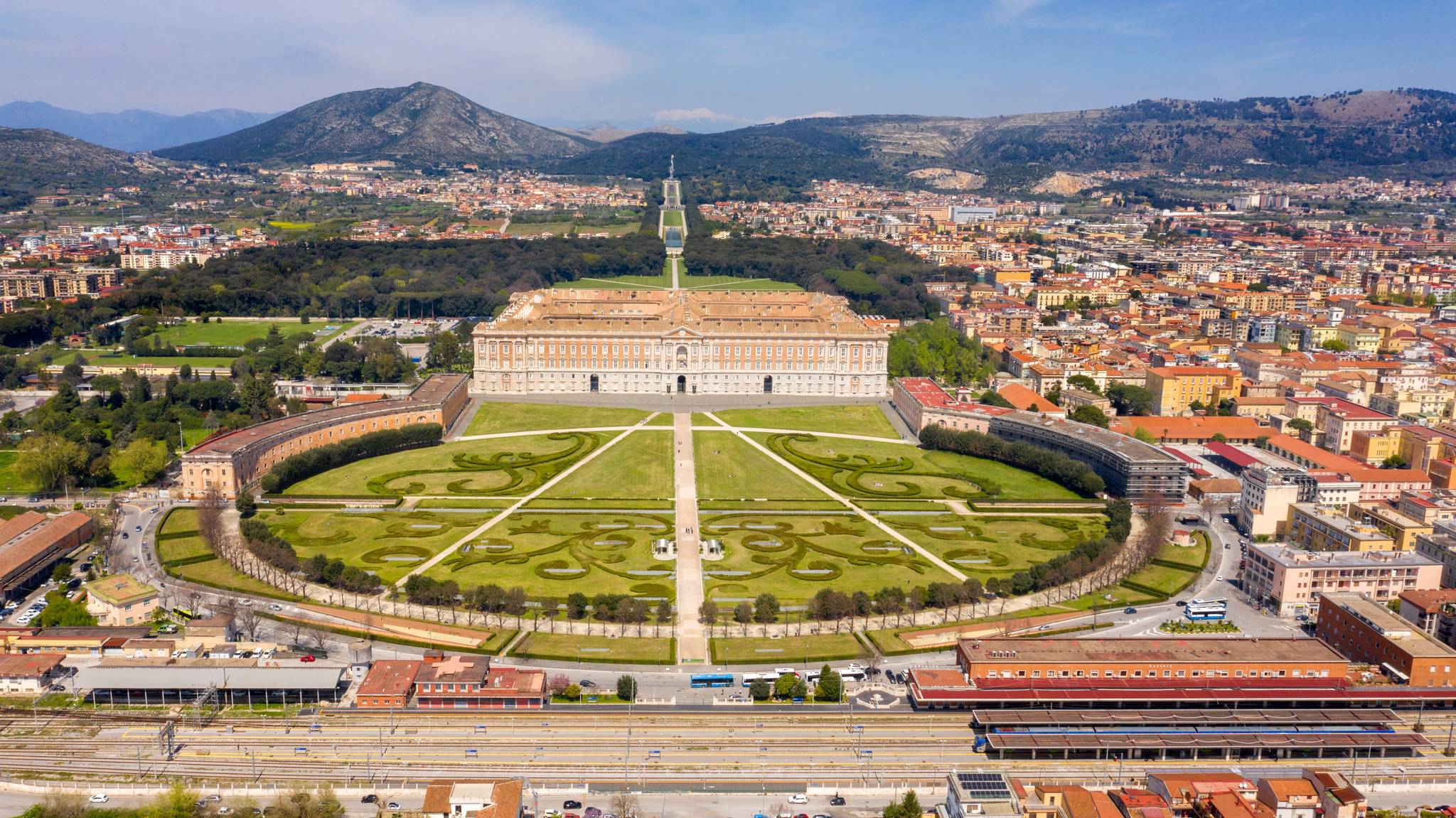 panorama sulla reggia di caserta