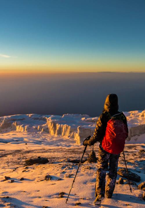 donna che scala il kilimanjaro