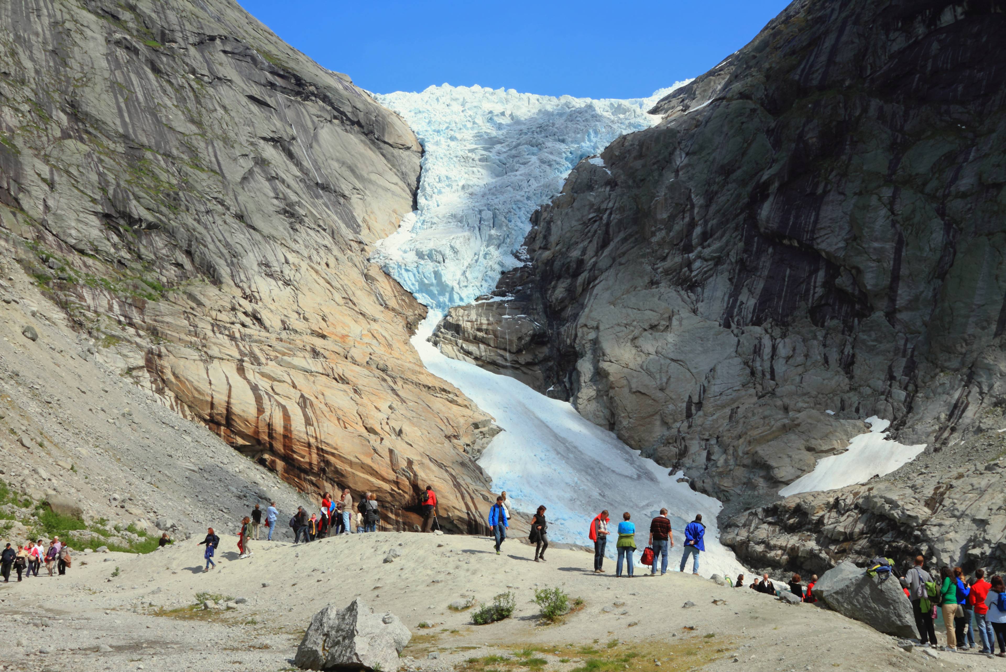 persone ghiacciaio briksdal norvegia