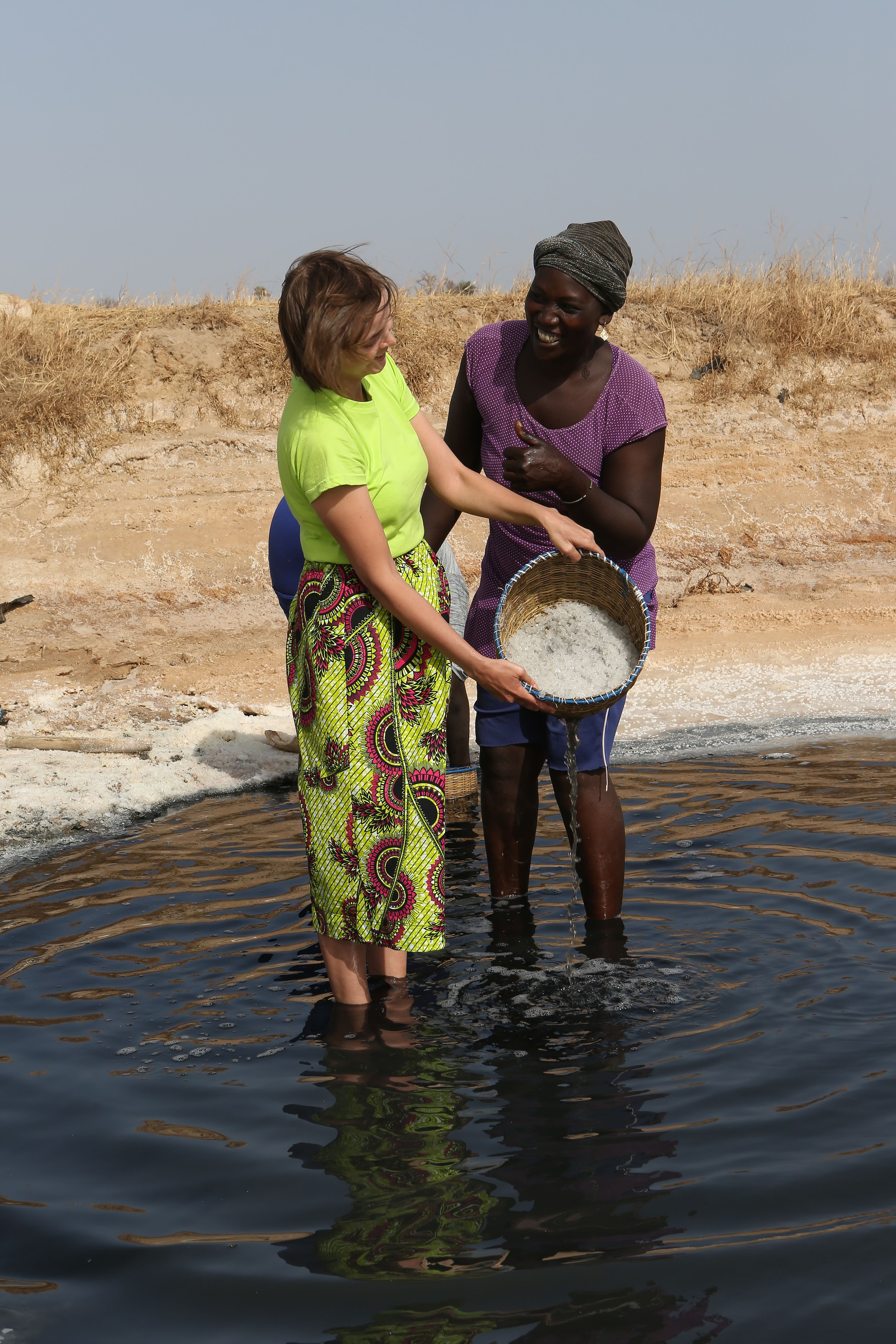 The tourist and the Senegalese woman are working the rice together